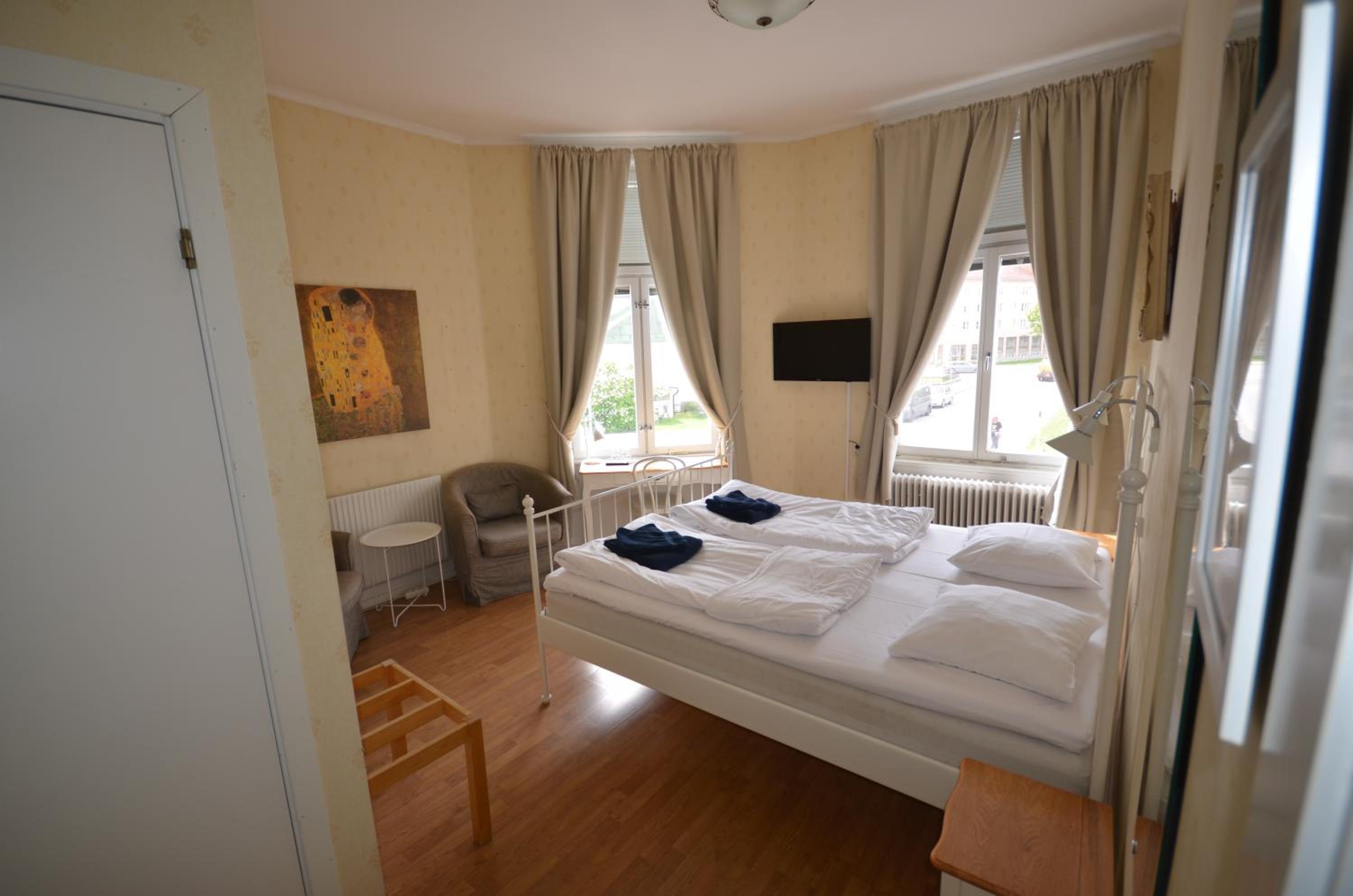 Standard Double Room - Photo 10