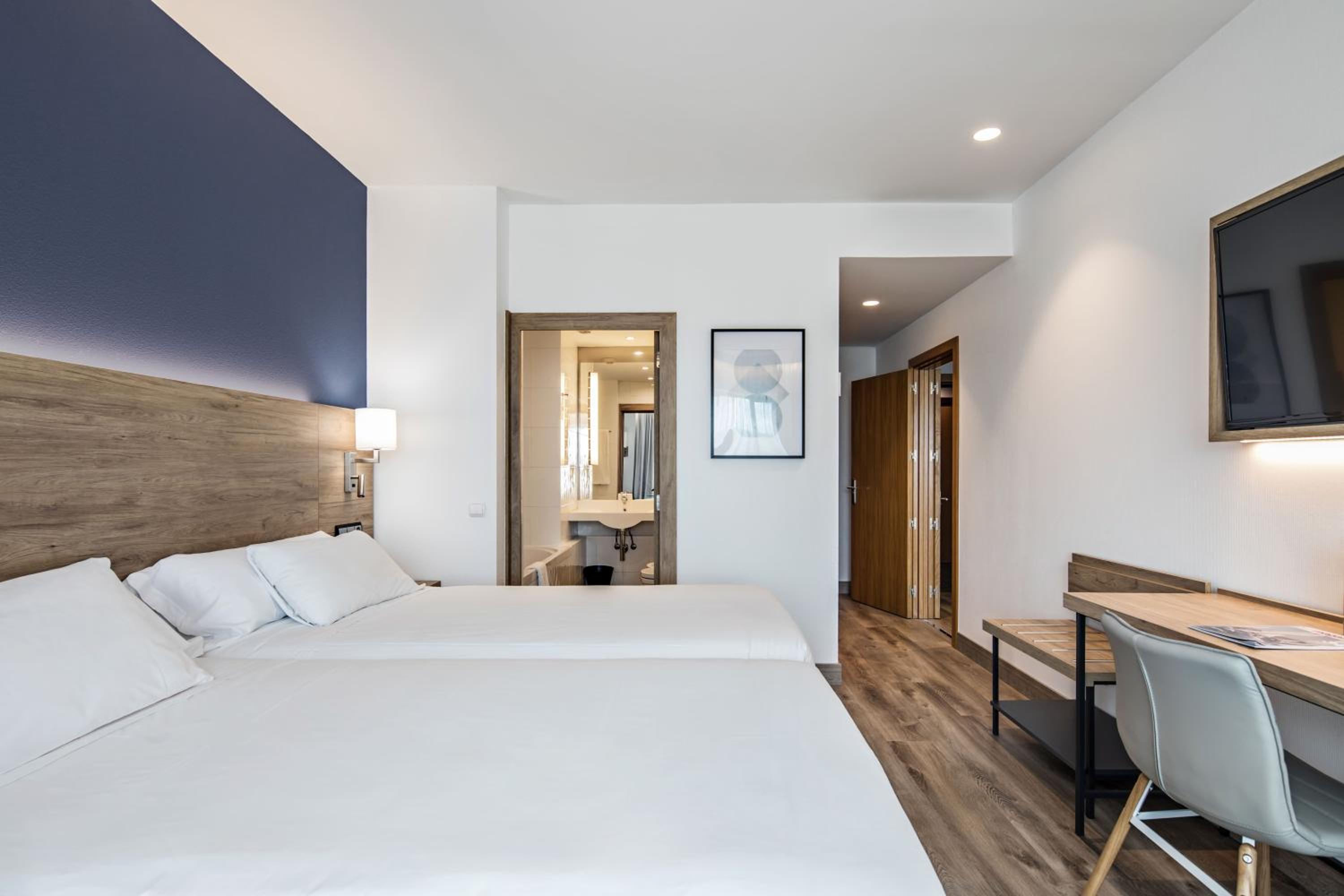 Deluxe Twin Room - Photo 2
