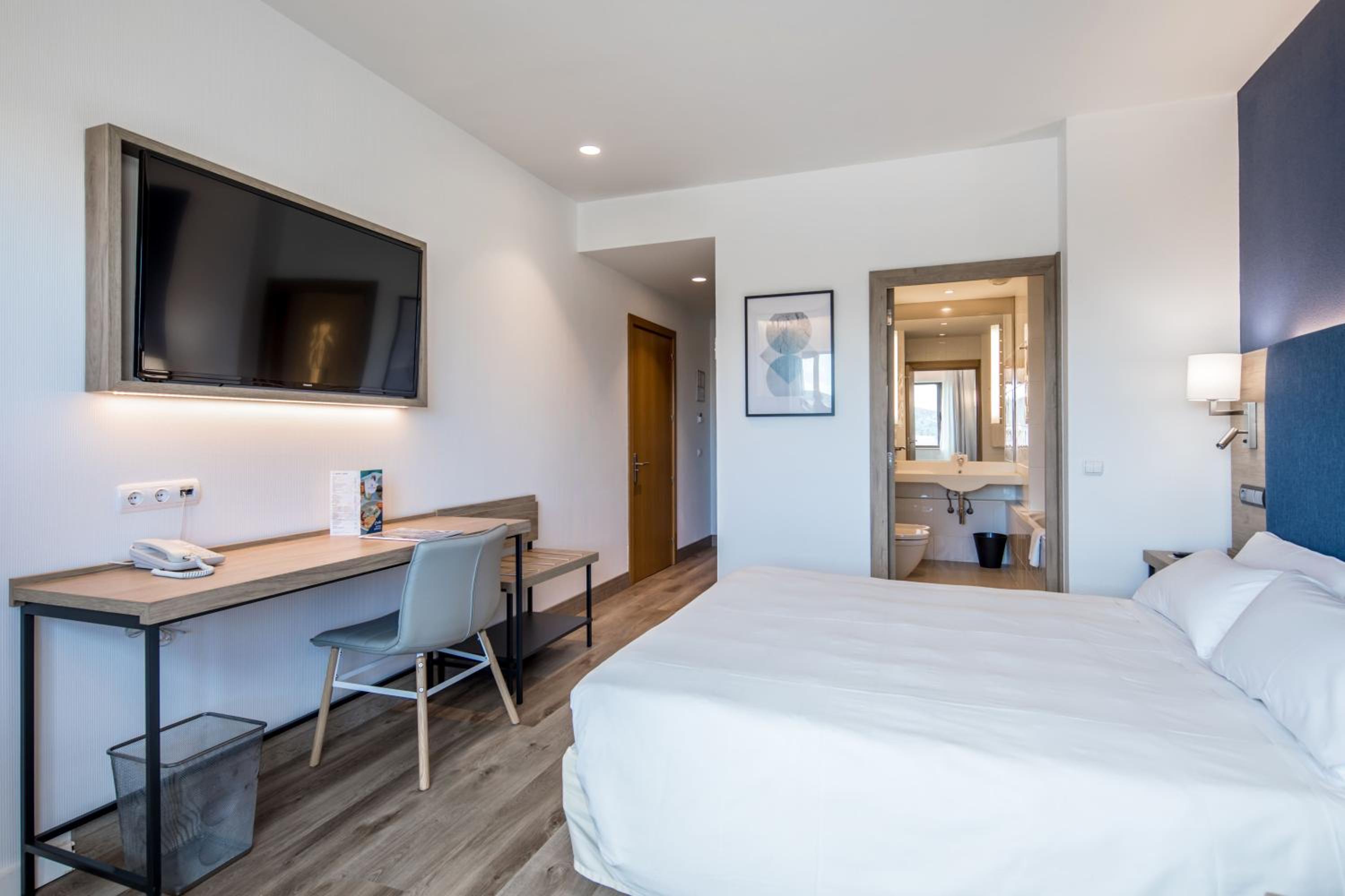 Deluxe Queen Room - Photo 7