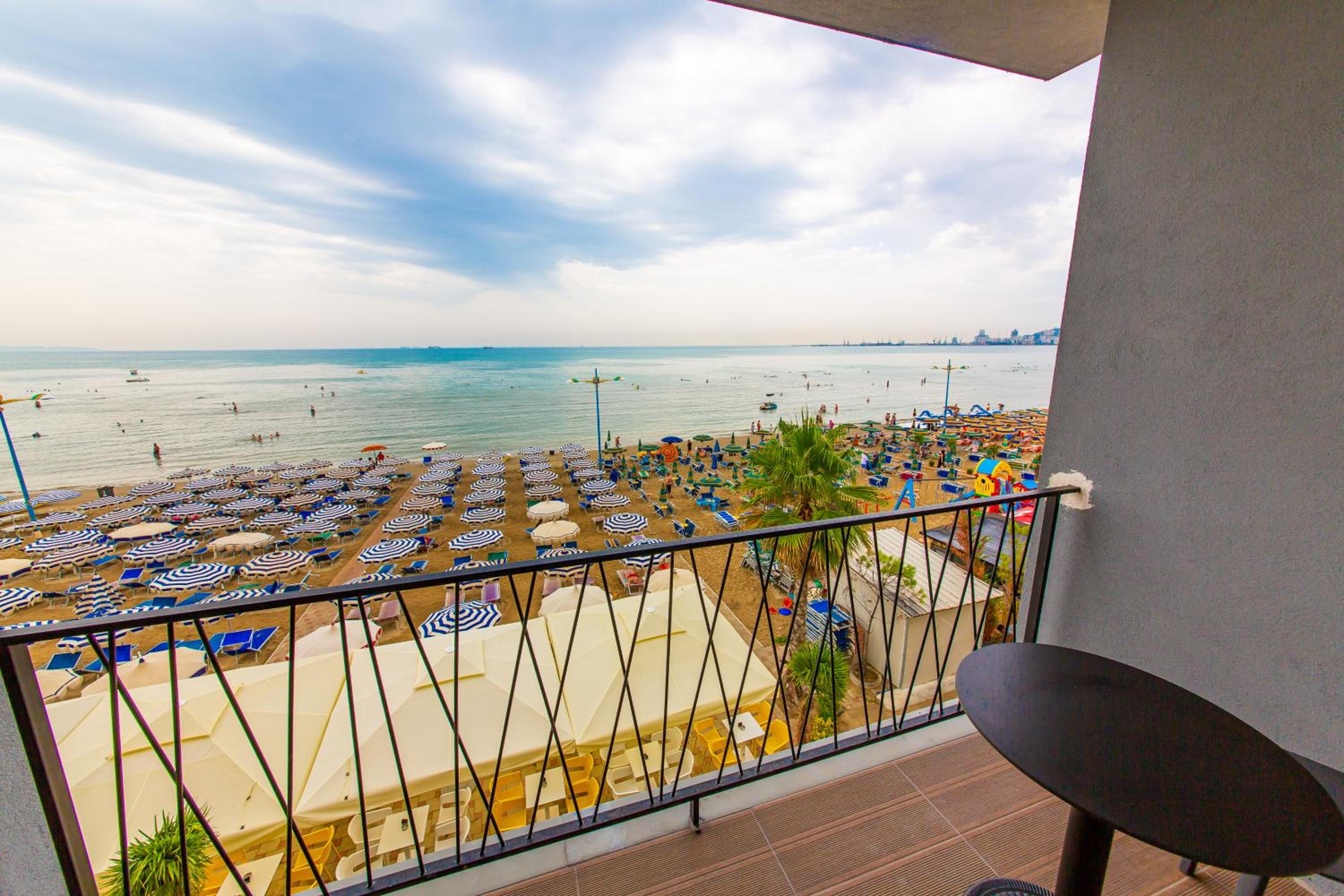 Family Suite with Balcony and Sea View photo 3
