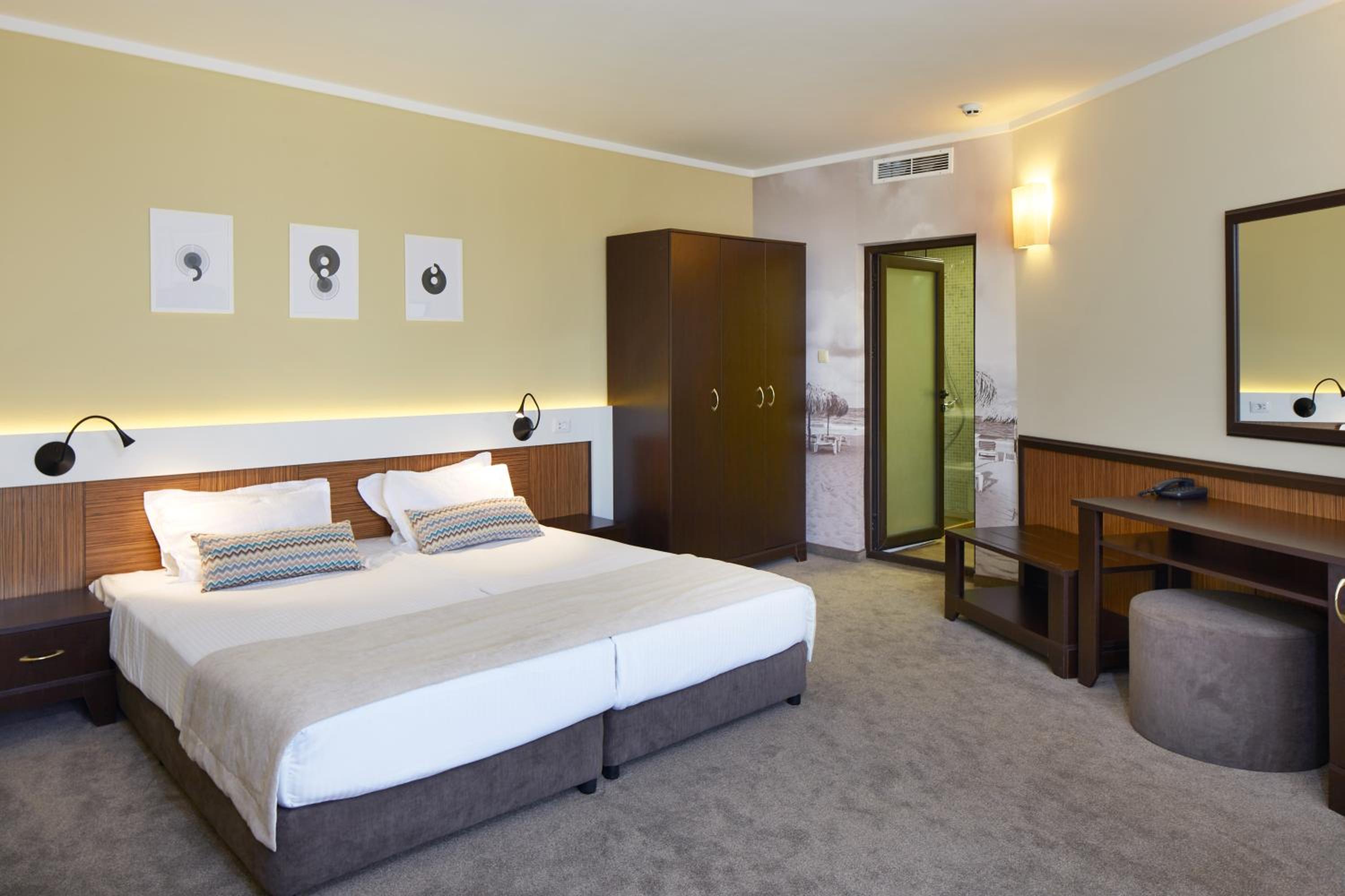 Suite With Balcony (2 Adults + 2 Child) photo 1
