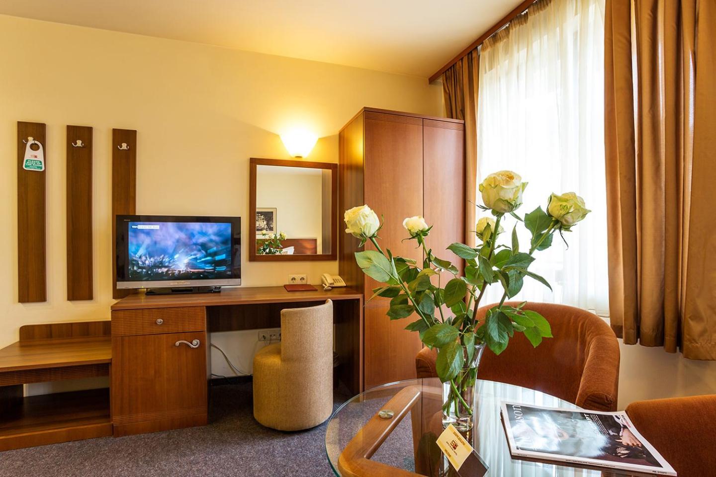 Double Room with Balcony - Photo 13