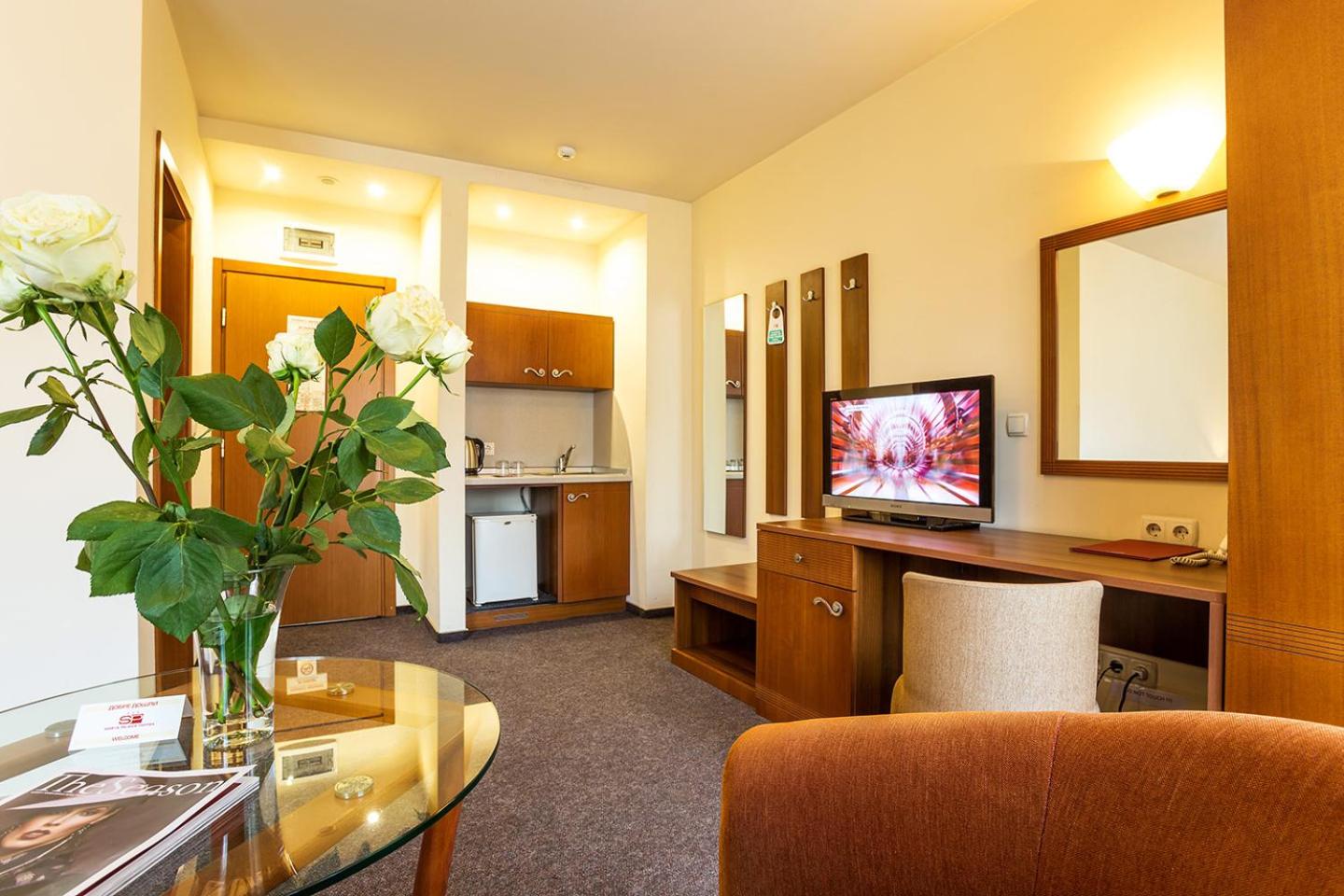 Double Room with Balcony - Photo 12