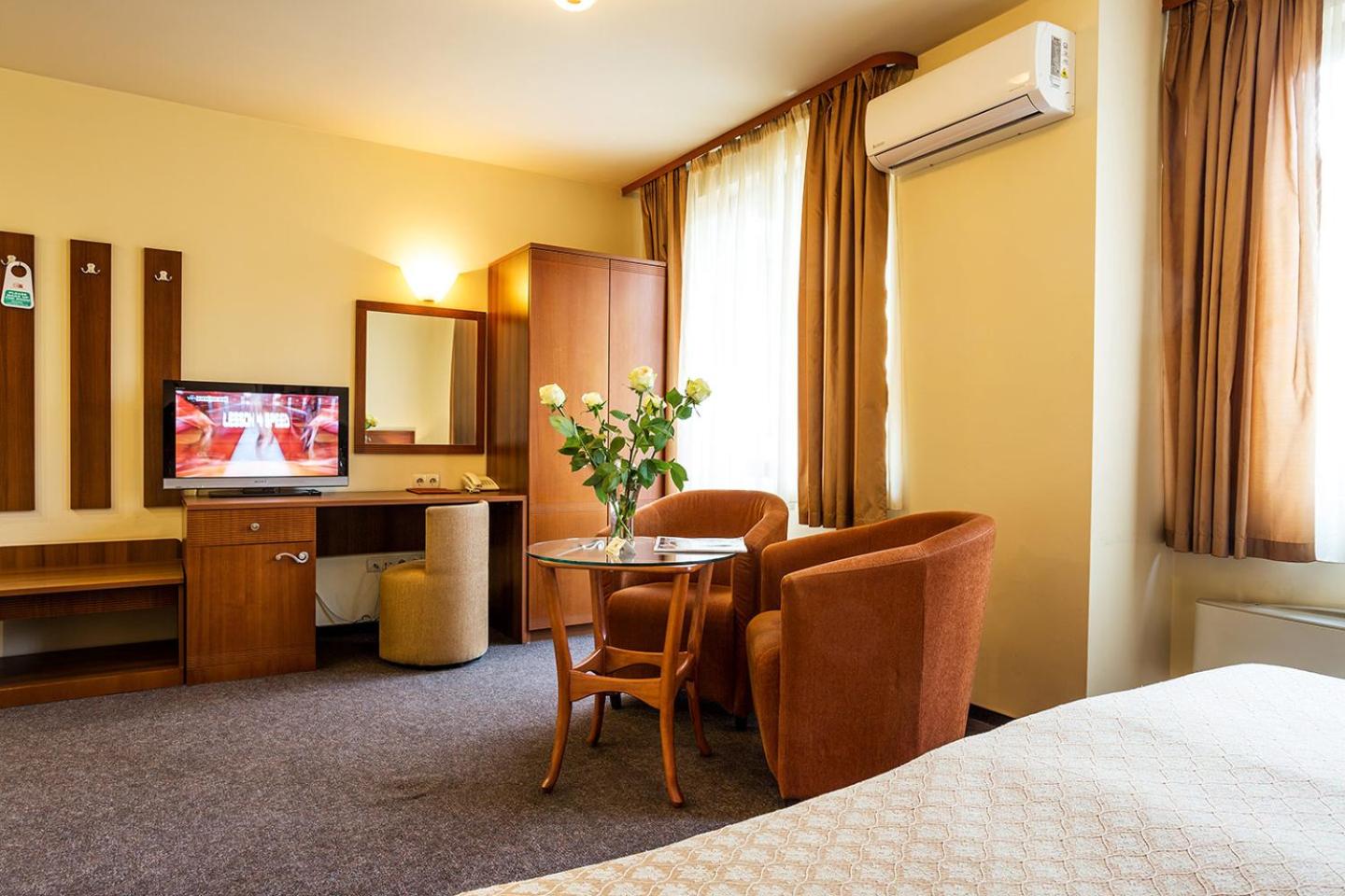Double Room with Balcony - Photo 9