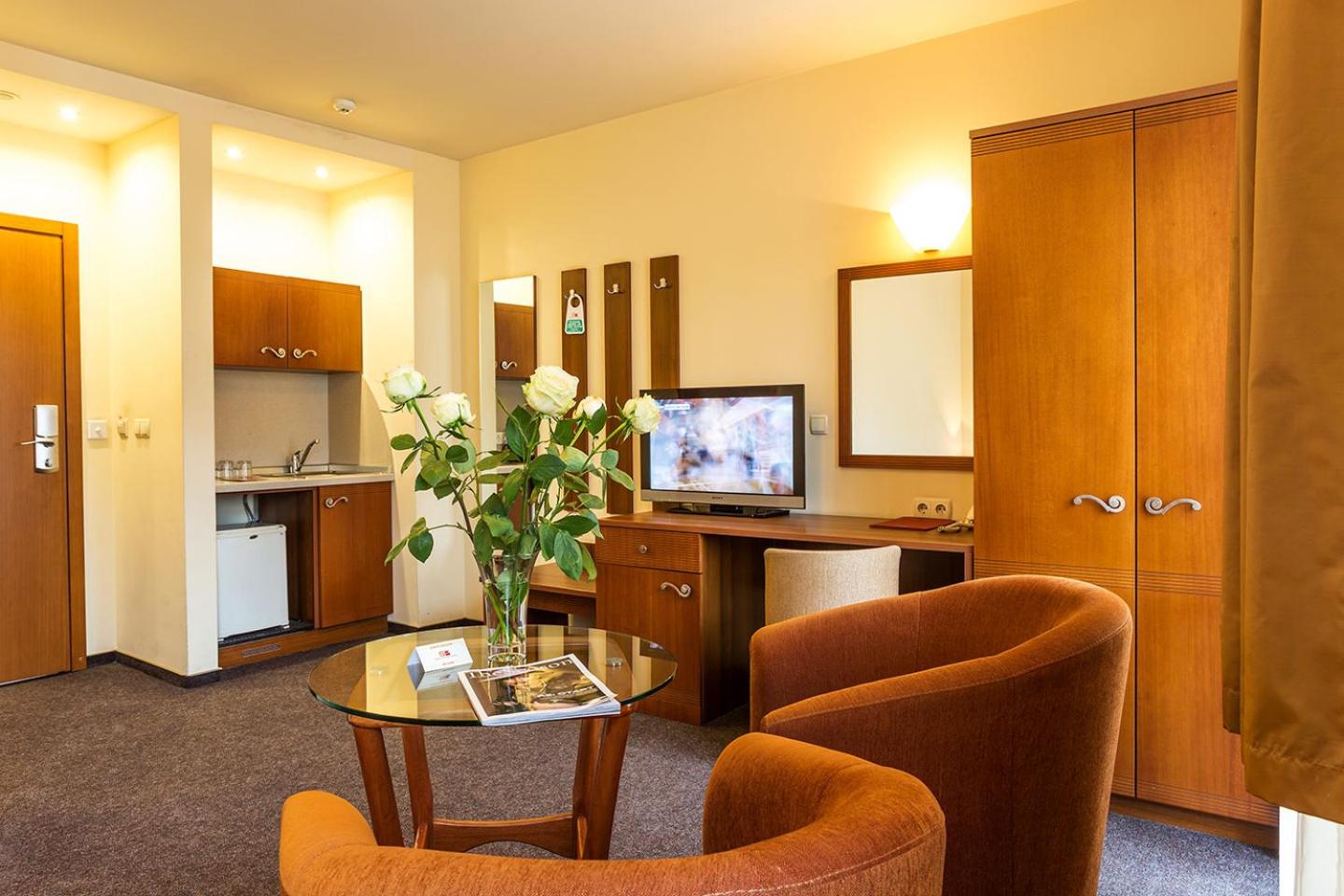 Double Room with Balcony - Photo 8