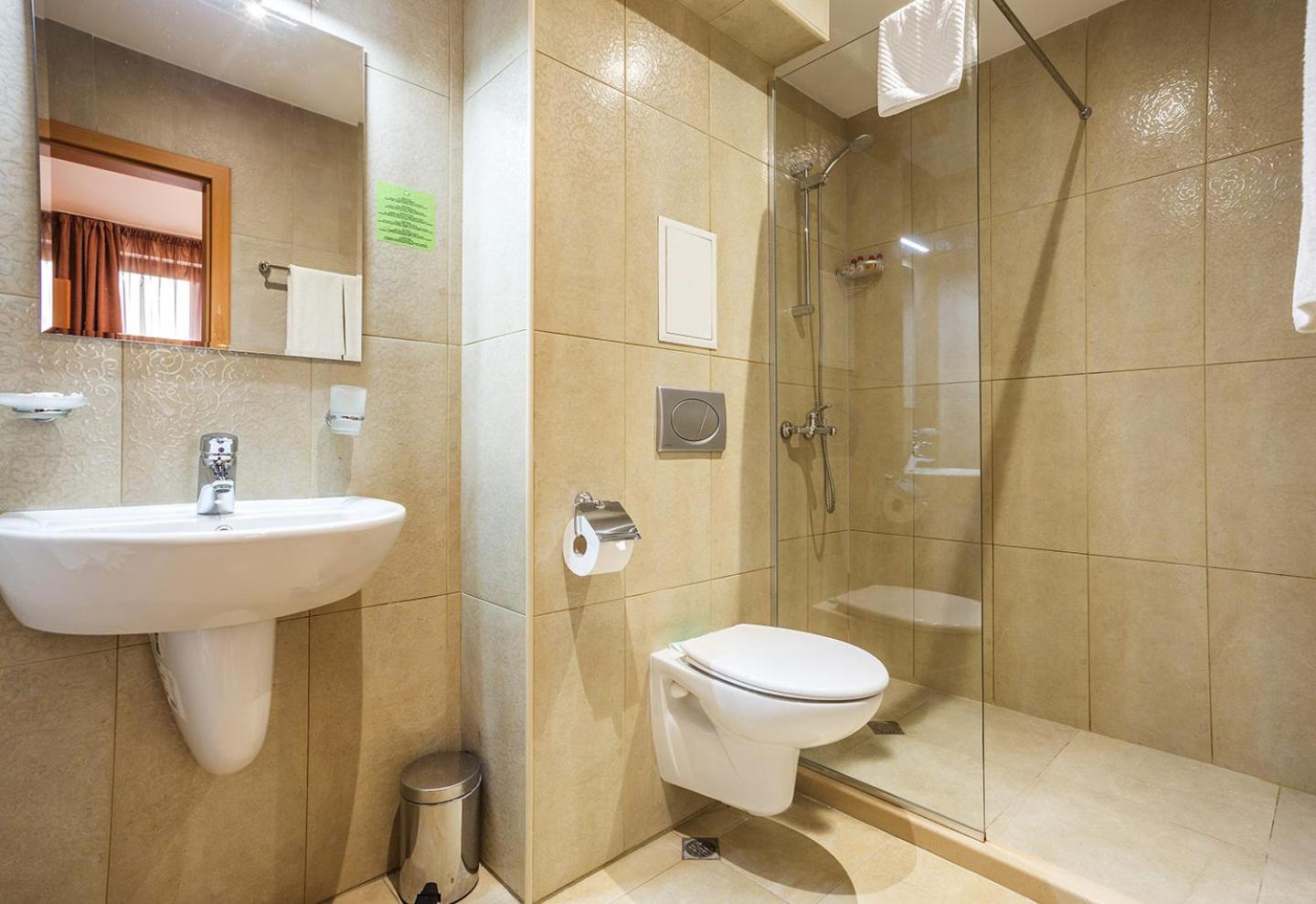 Double Room with Balcony - Photo 10