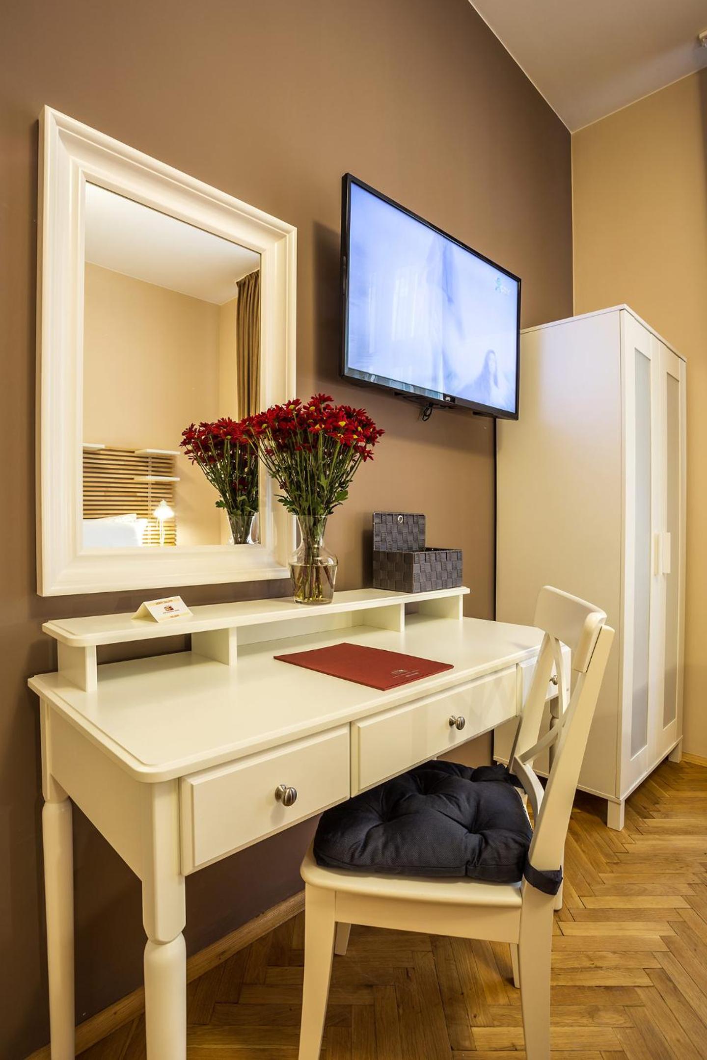 One-Bedroom Apartment - Photo 6