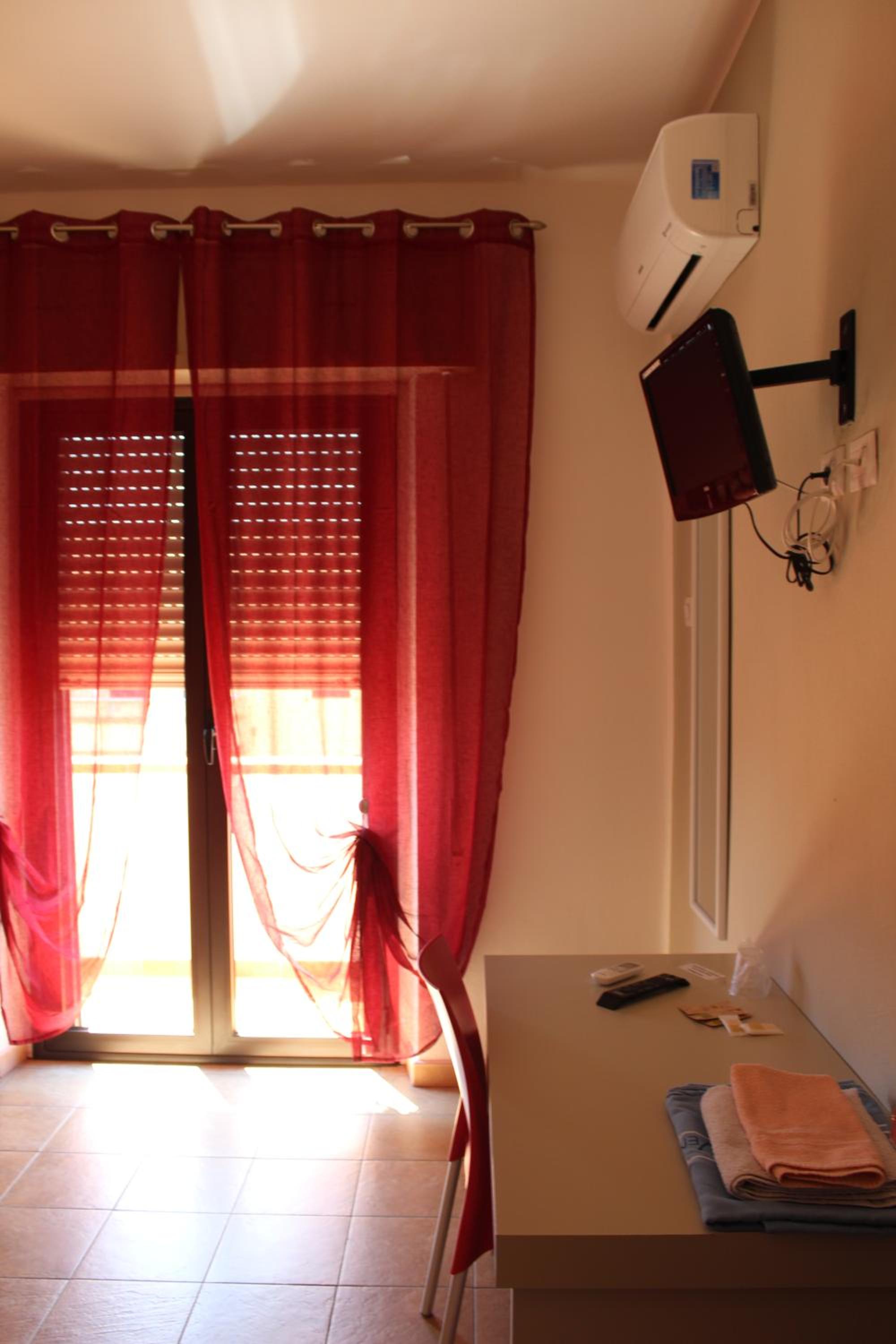 Single Room with Shared Bathroom photo 2
