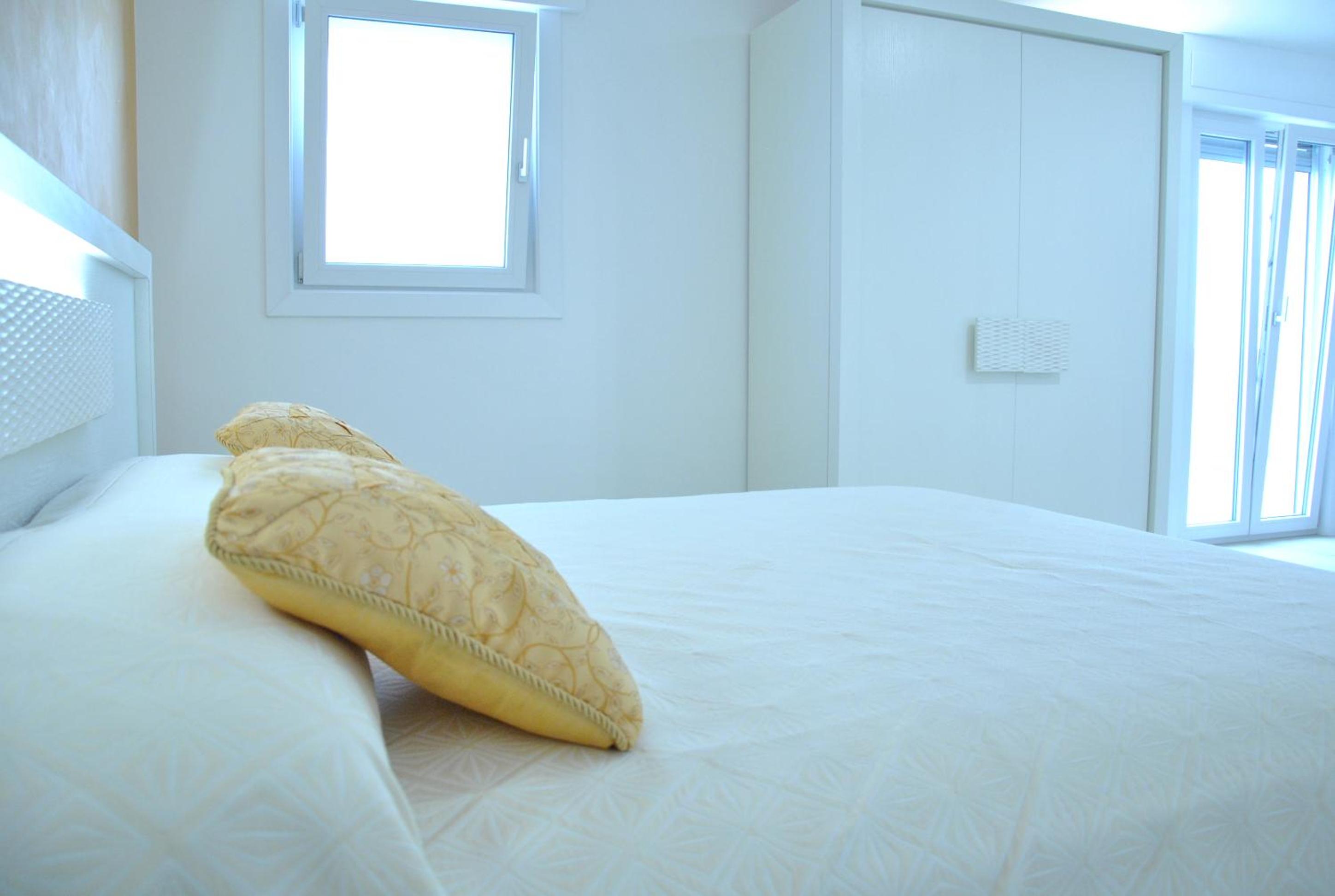 Deluxe Double Room with Balcony and Sea View