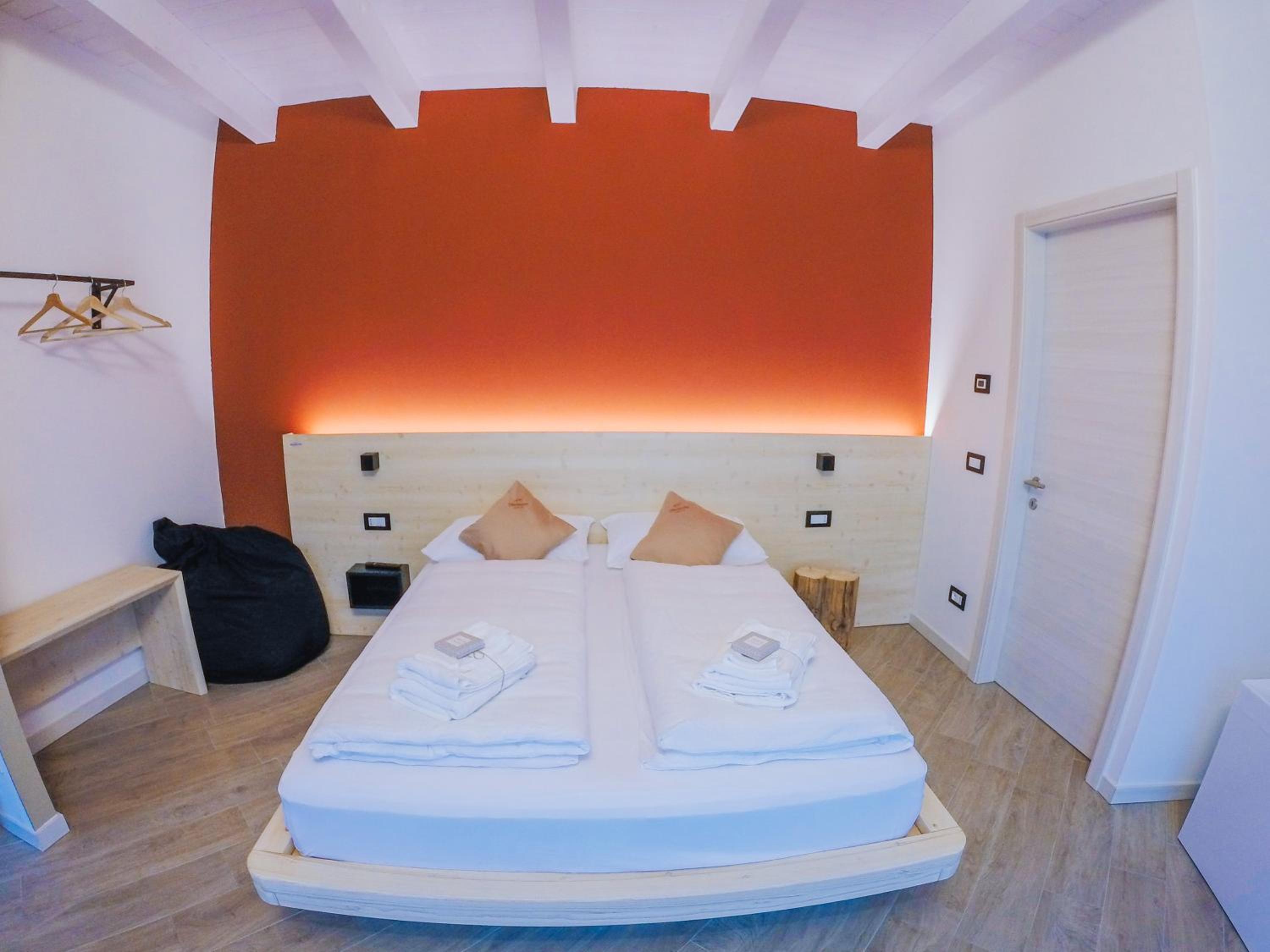 Queen Room with Balcony - Photo 9