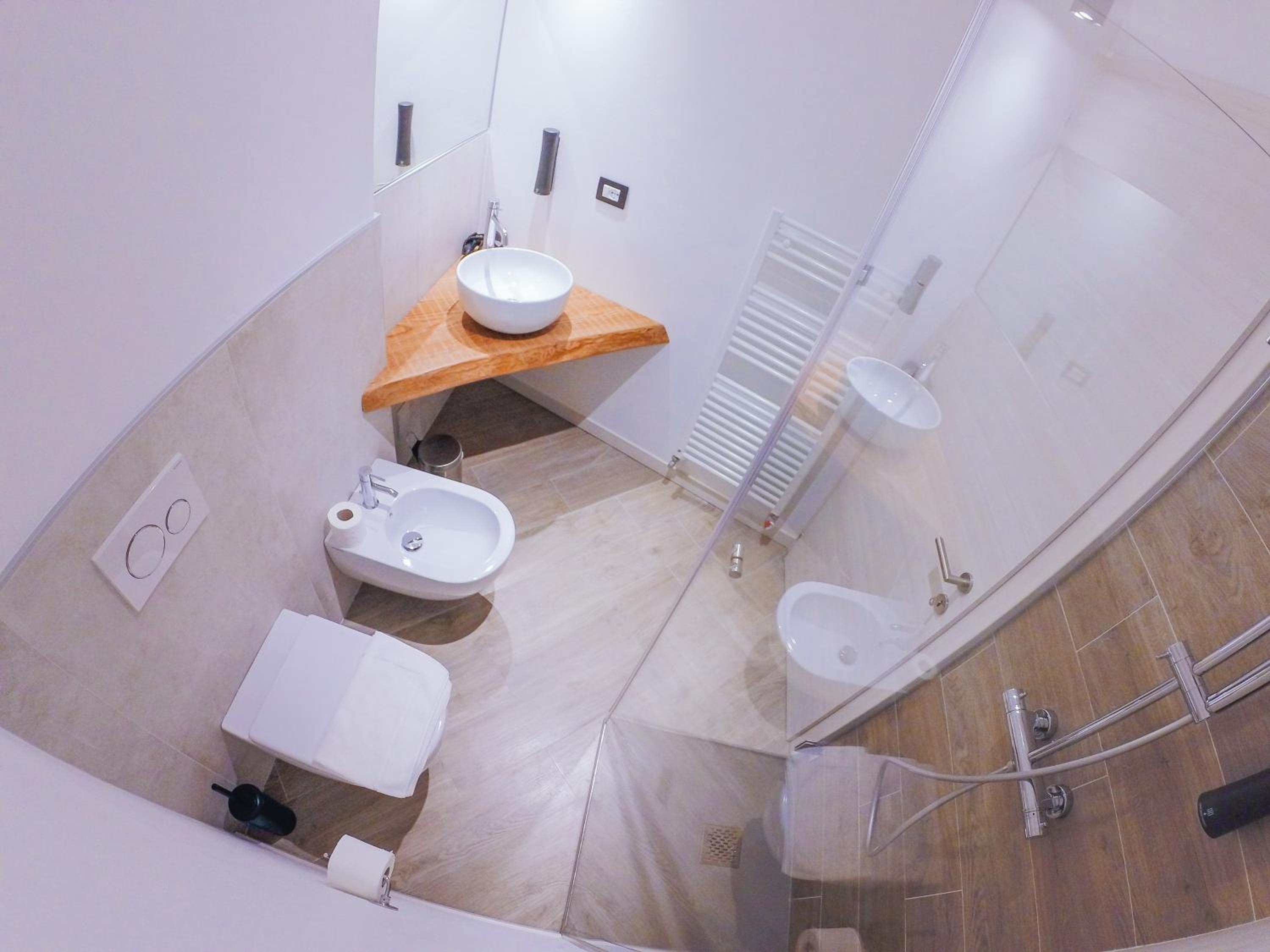 Queen Room with Balcony - Photo 12