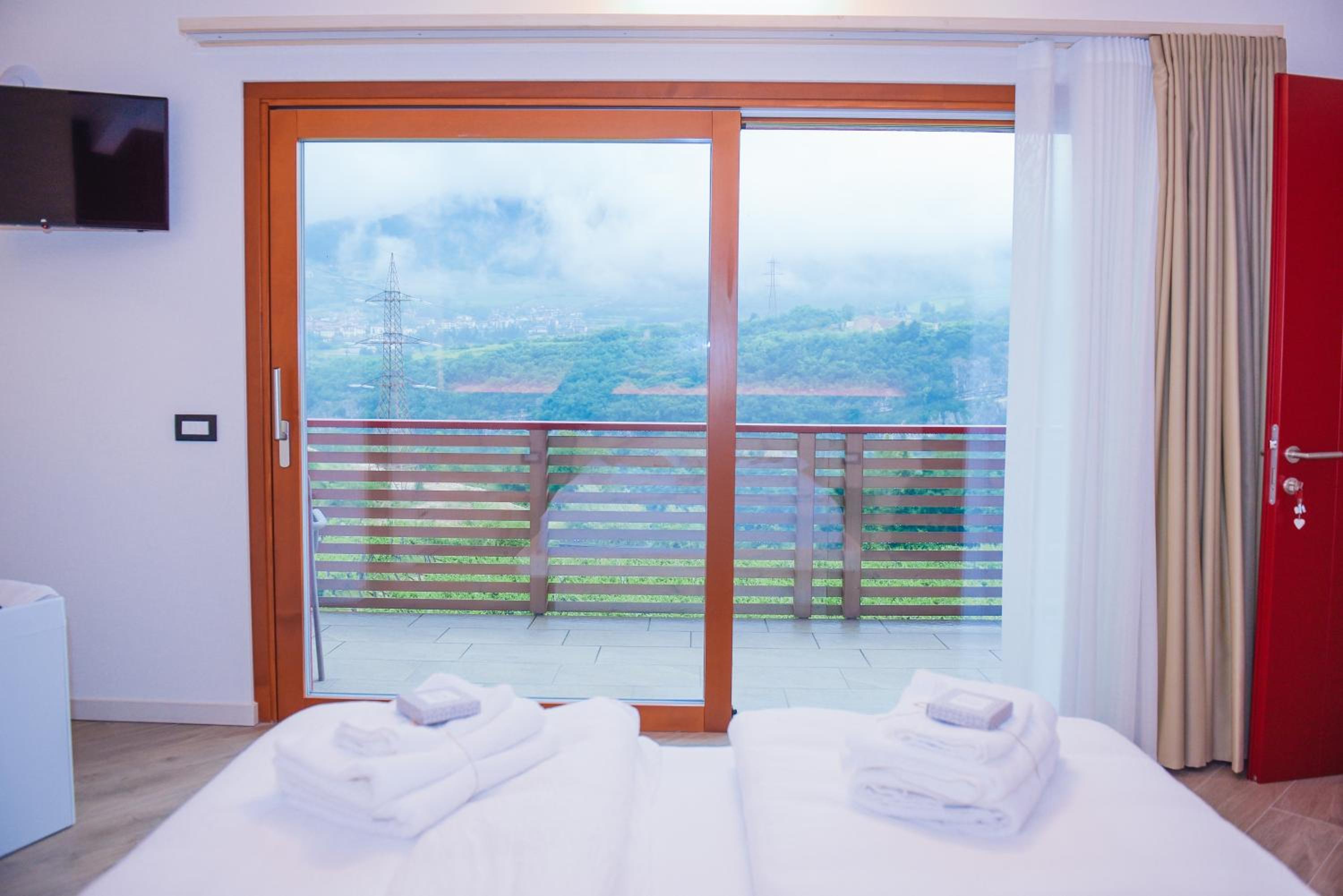 Queen Room with Balcony - Photo 15