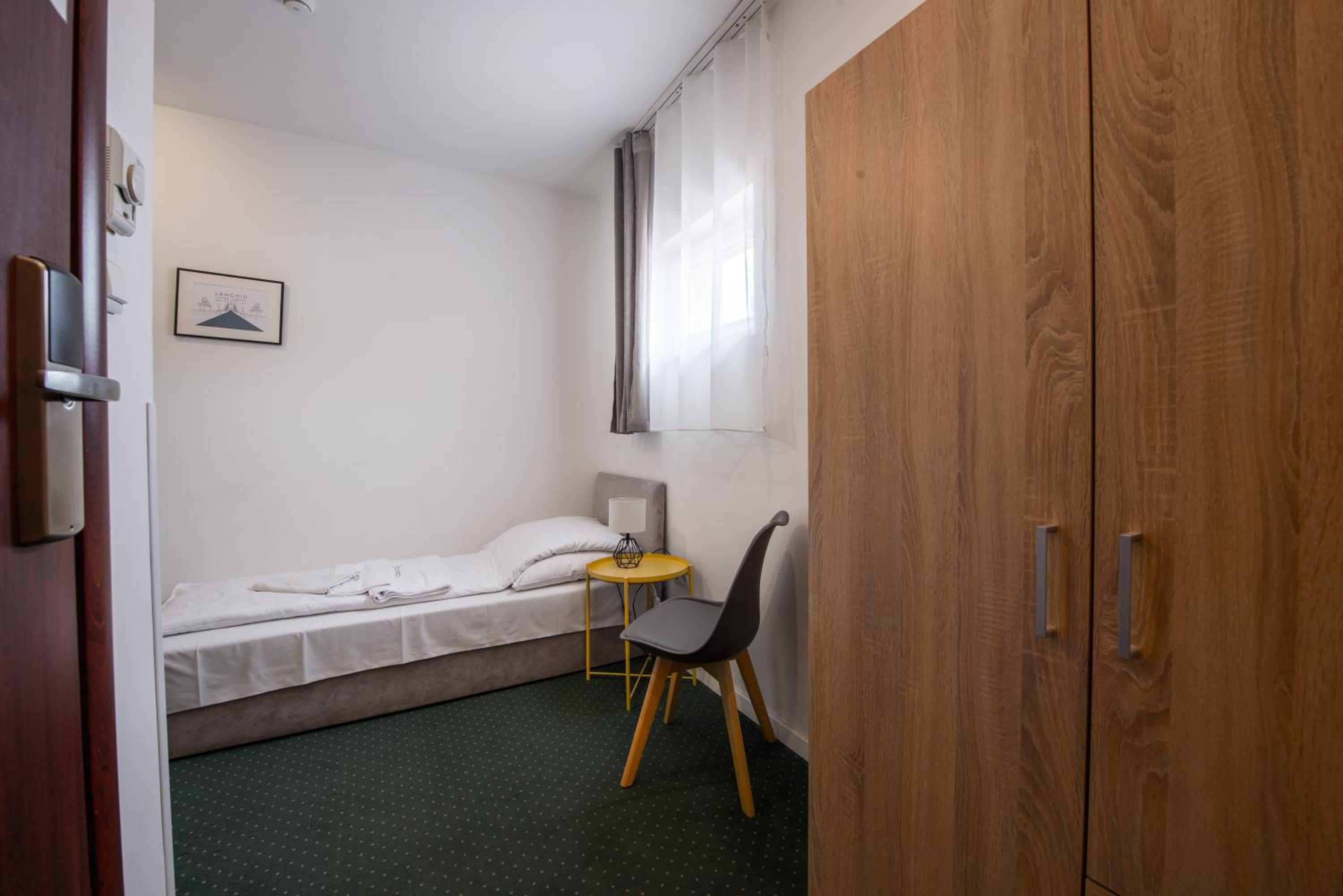Compact Twin Room - Photo 2