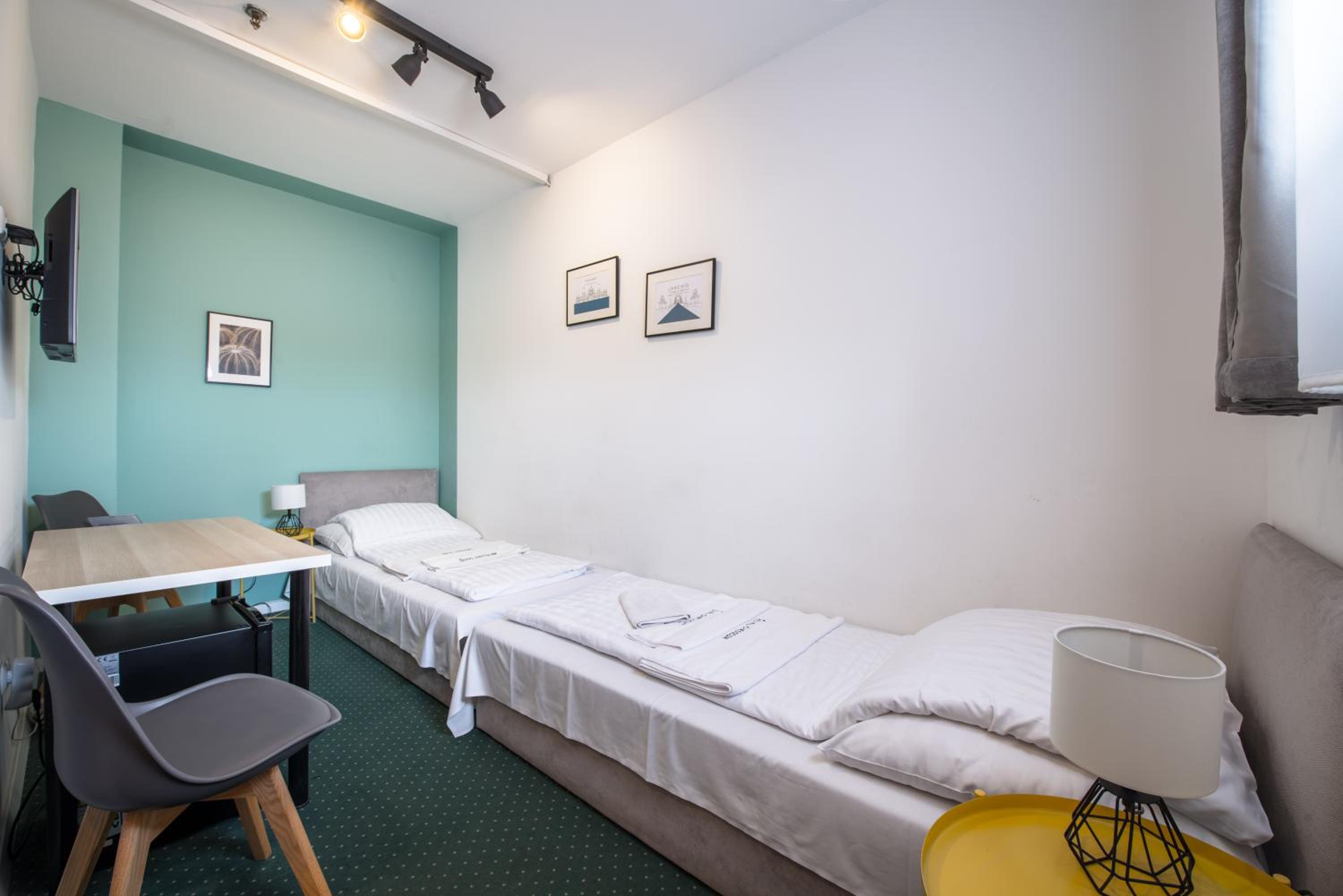 Compact Twin Room - Photo 5
