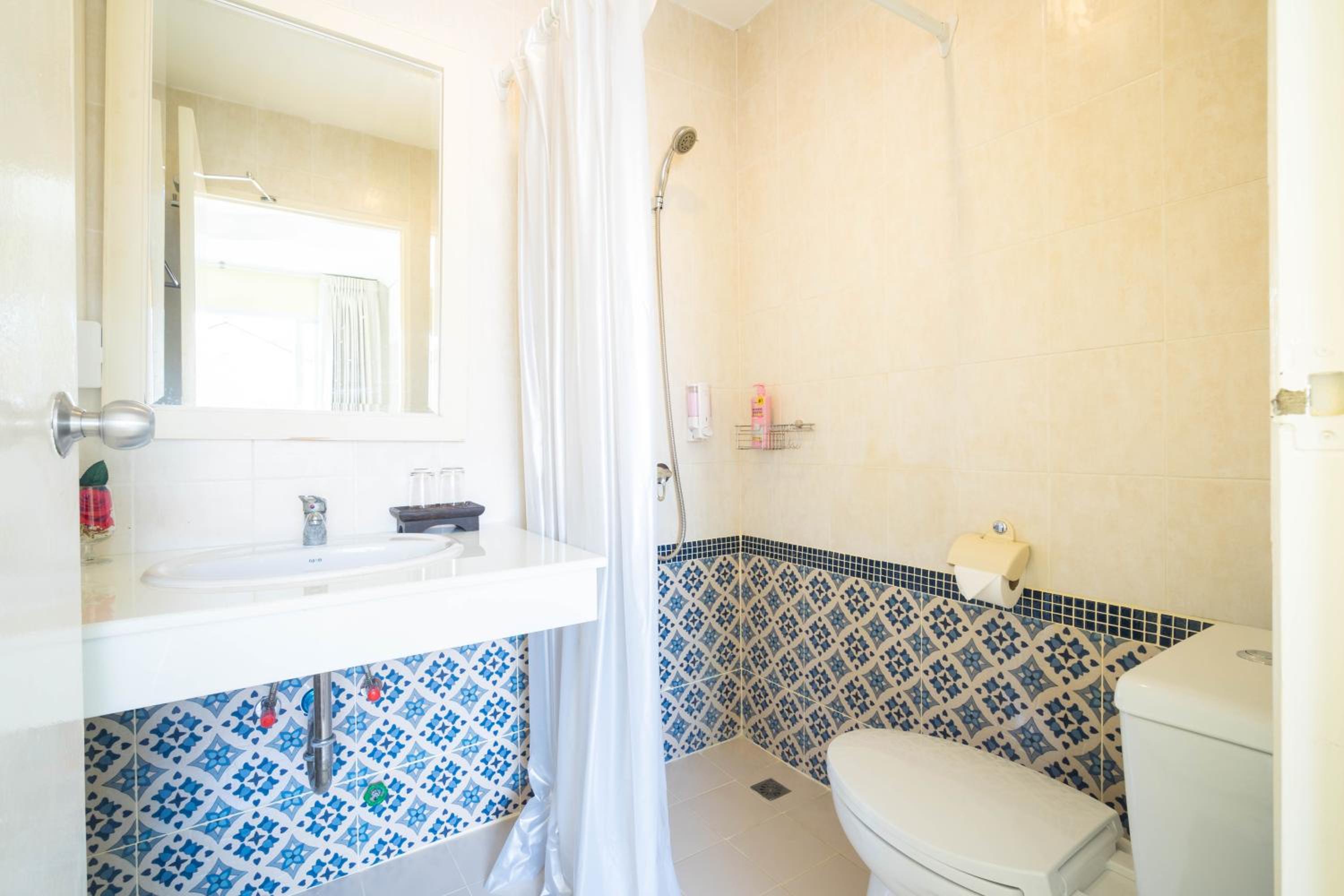 Deluxe King Room - Photo 9