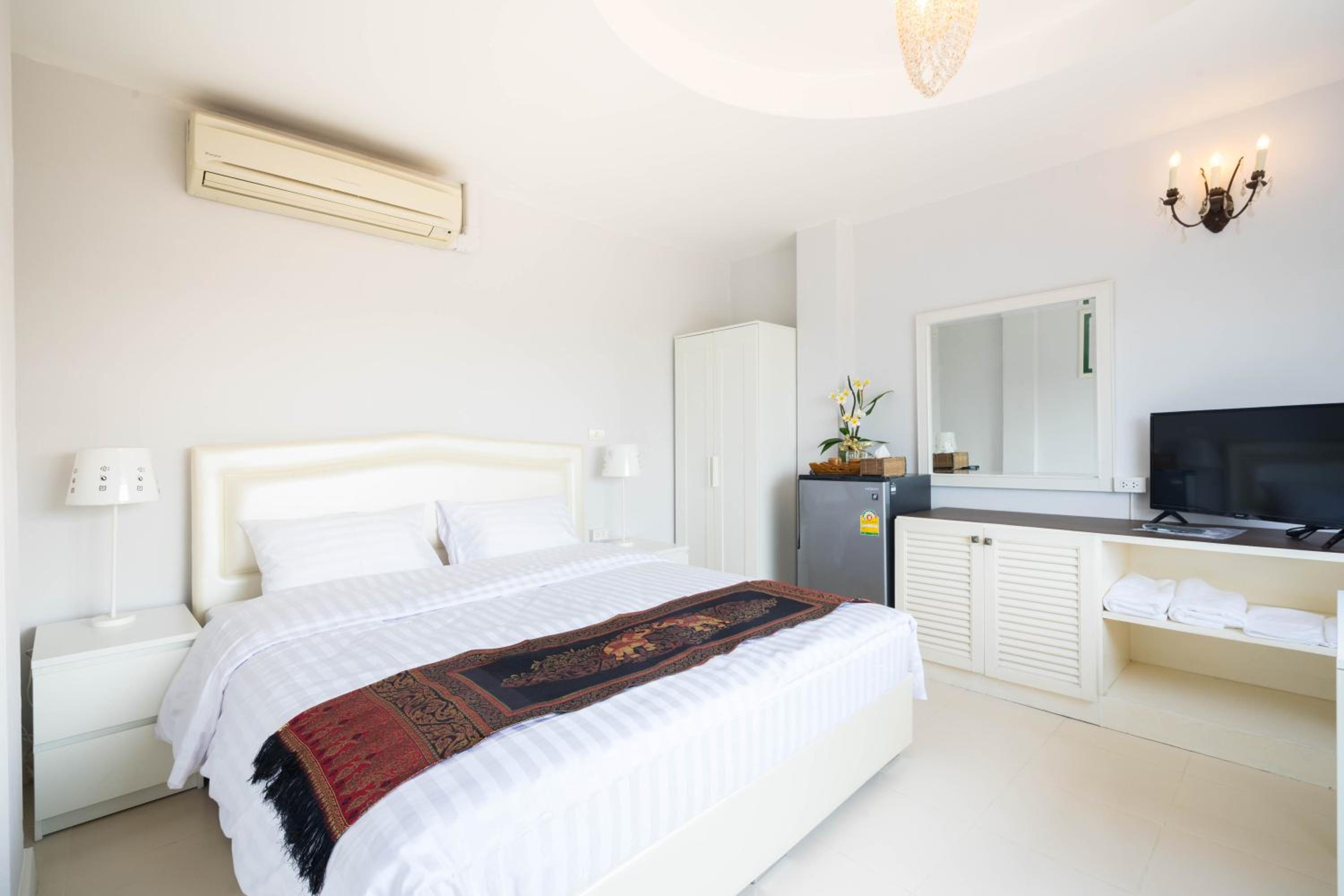 Deluxe King Room - Photo 1