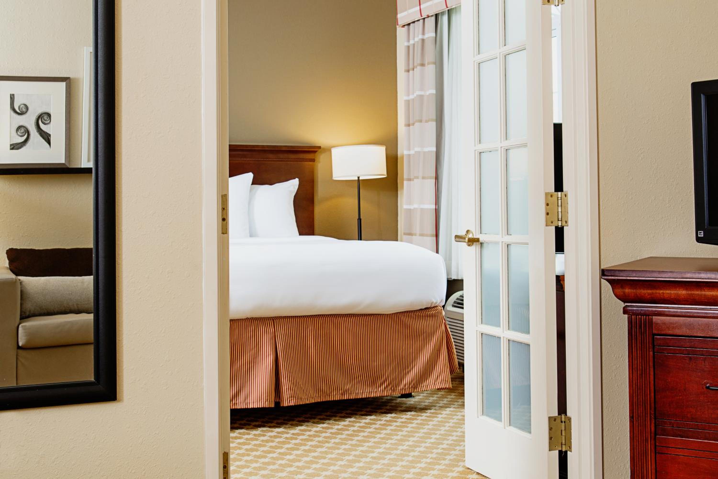 One-Bedroom King Suite - Photo 4