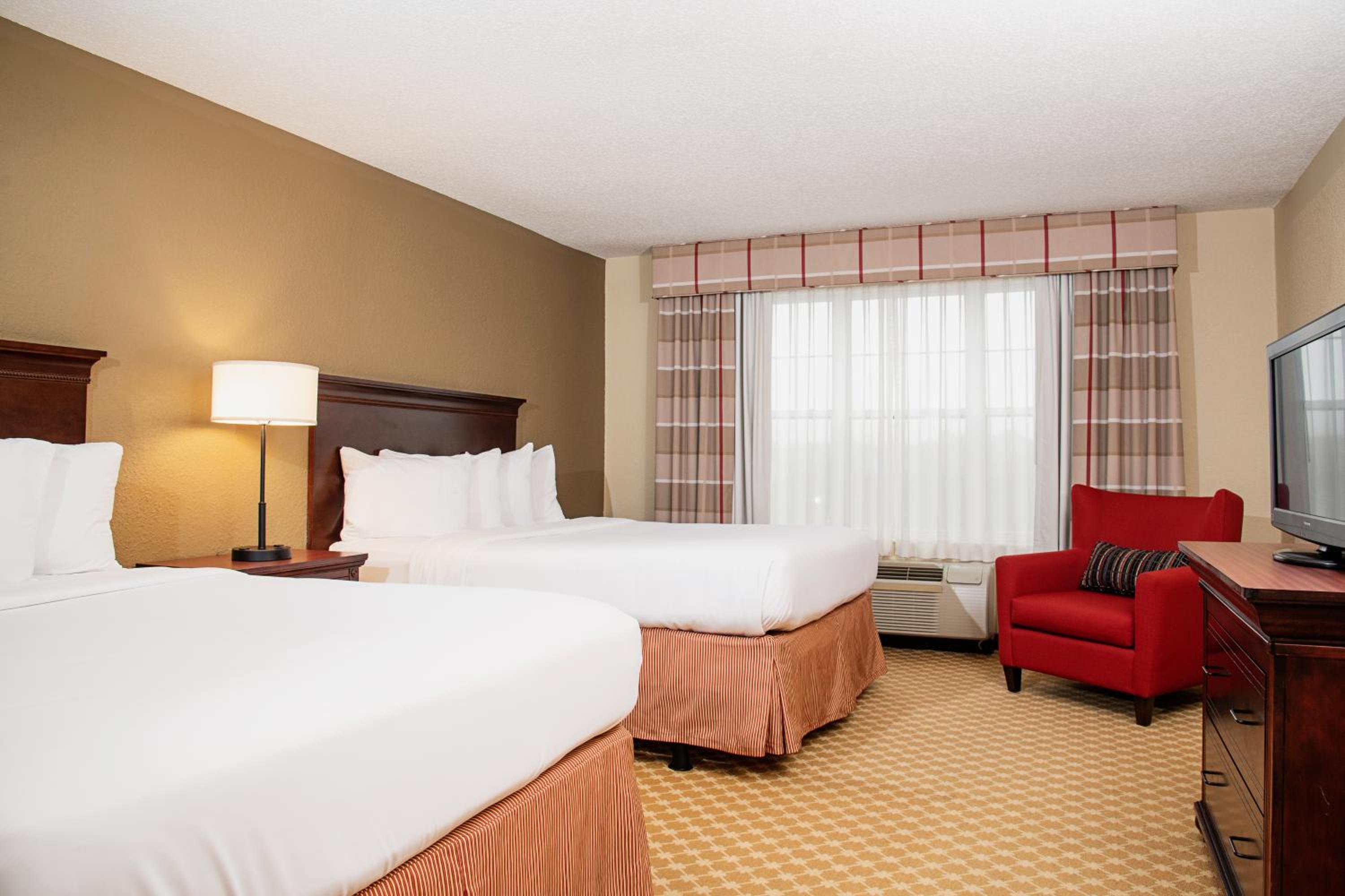 Queen Room with Two Queen Beds - Photo 3