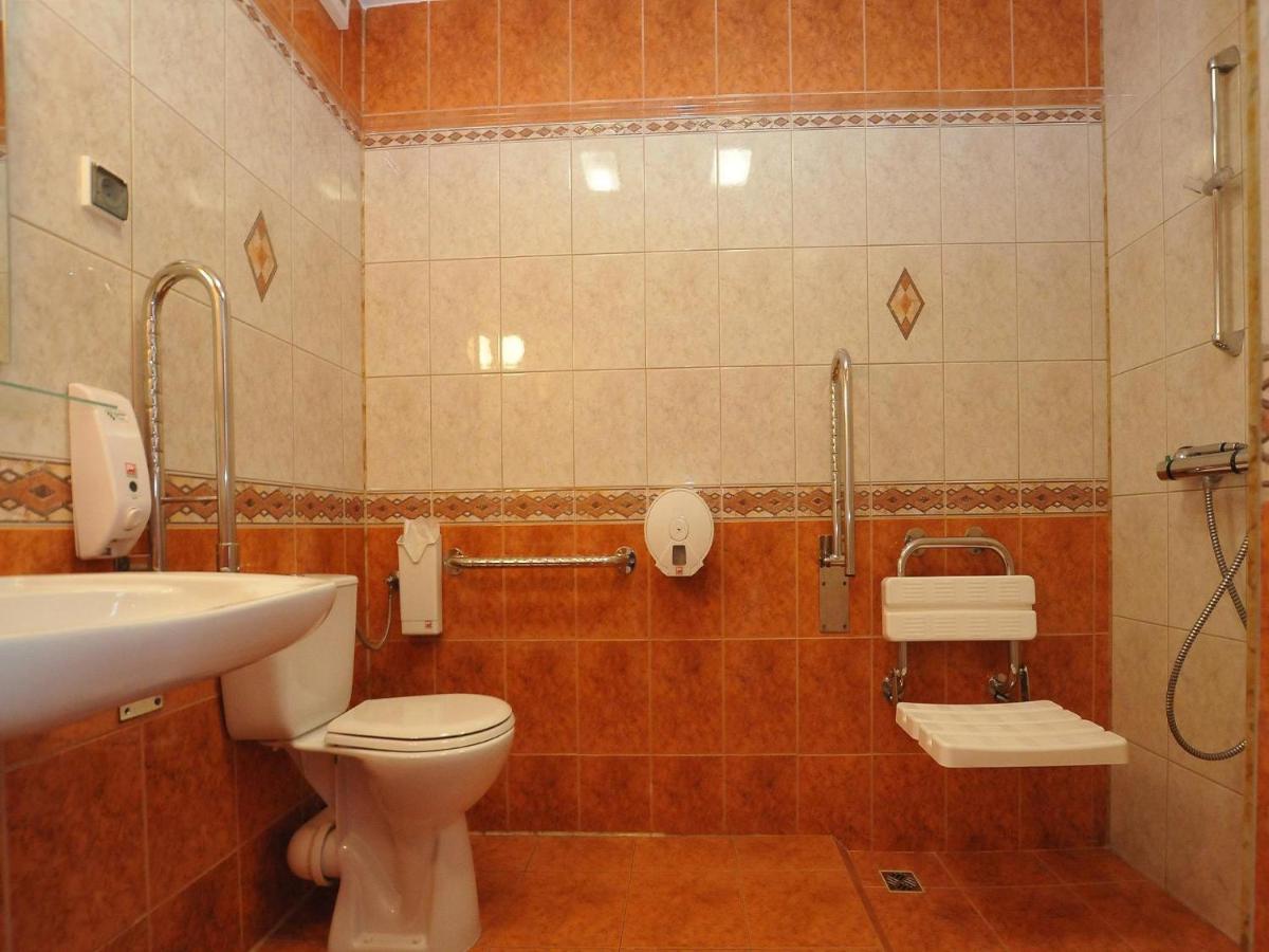 Twin Room with Private Bathroom photo 3