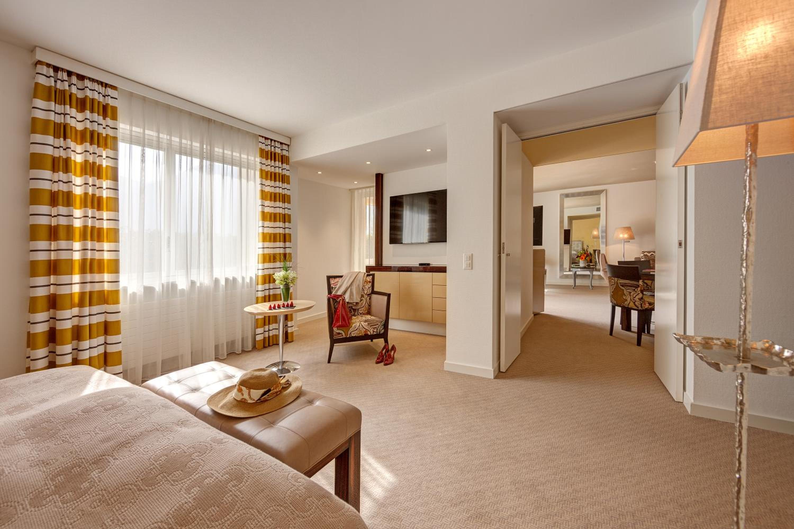 Deluxe Suite with Lake View