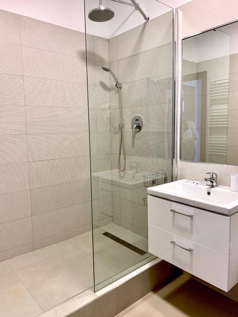 Double Room with Private Bathroom - Photo 23