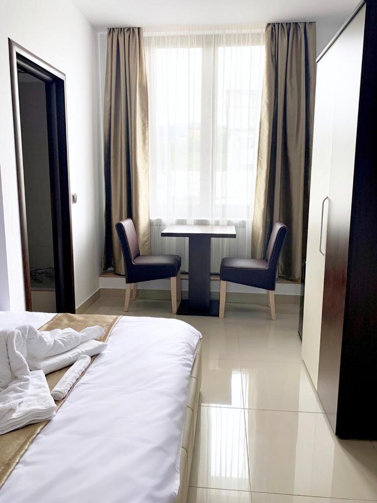 Double Room with Private Bathroom - Photo 22