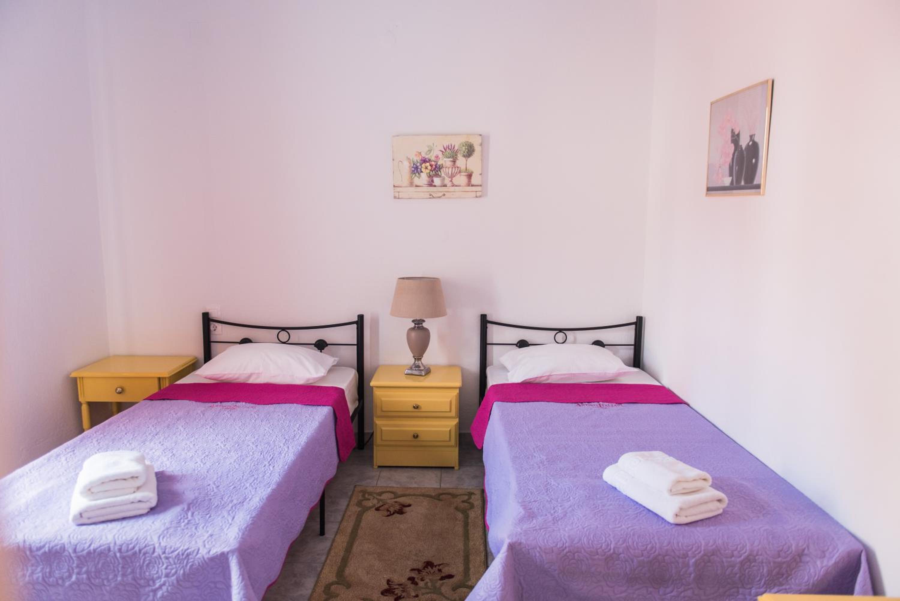 Twin Room - Photo 12