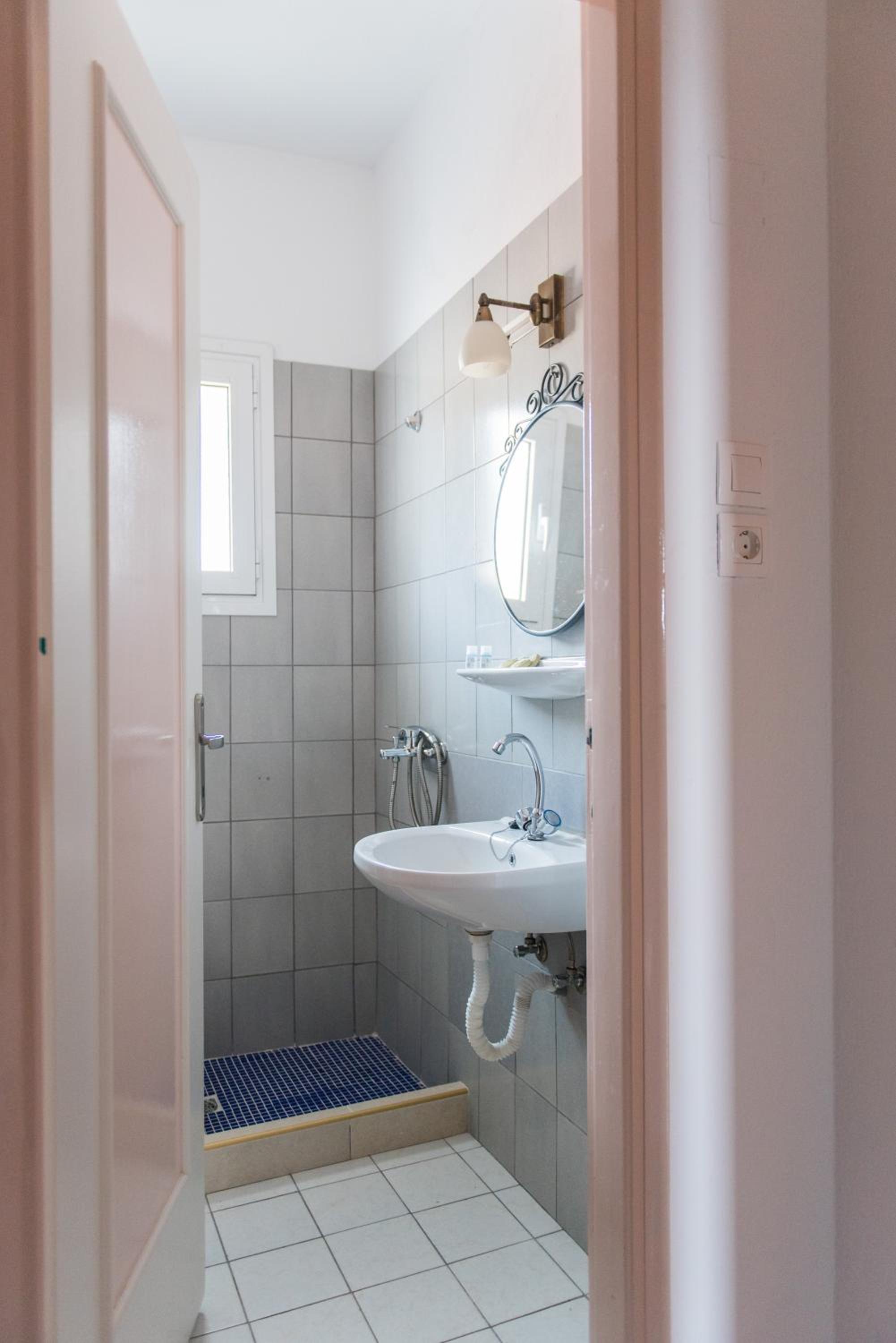 Double Room with Balcony and Sea View - Photo 20