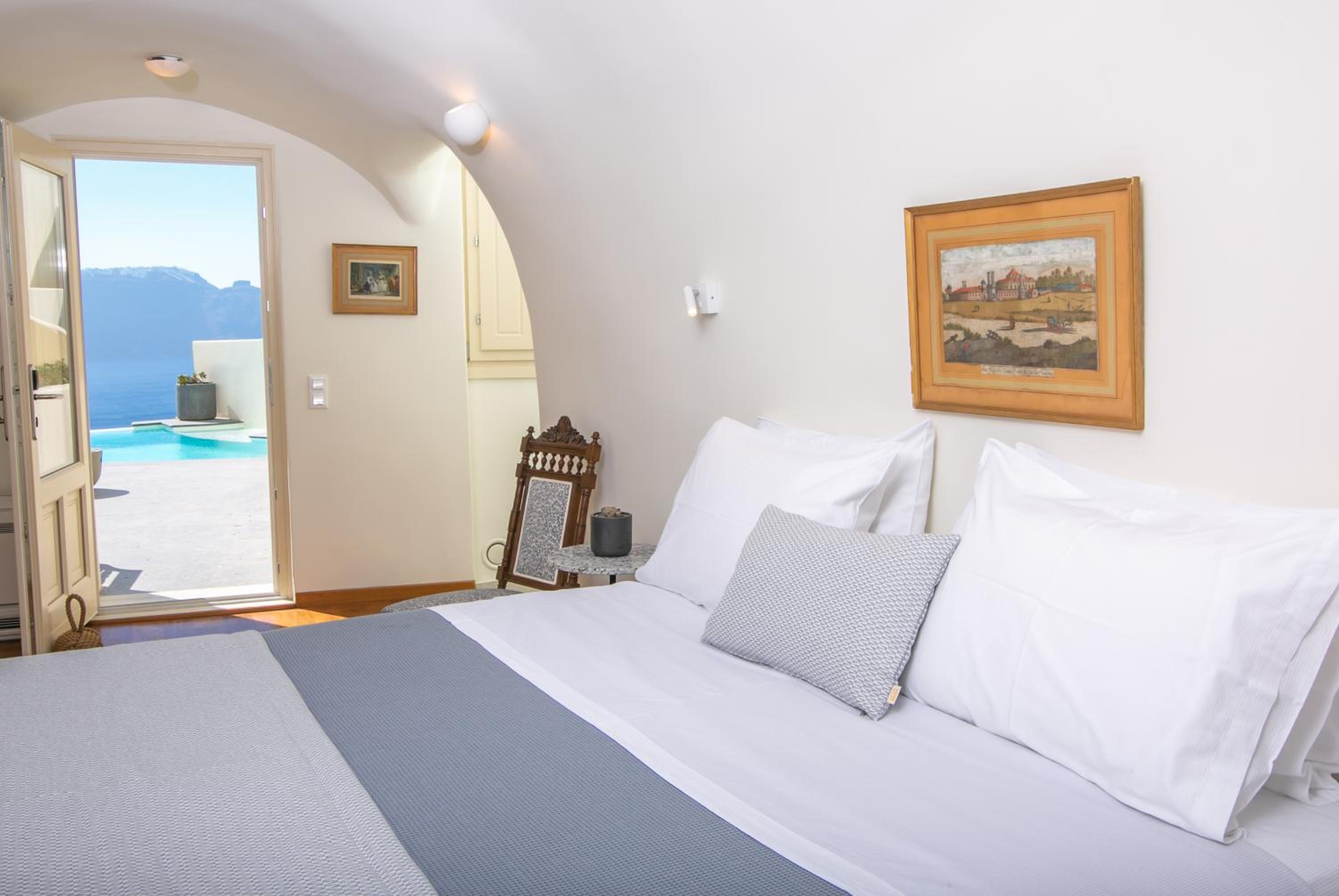 Two Bedroom Villa with Infinity Pool and Caldera View