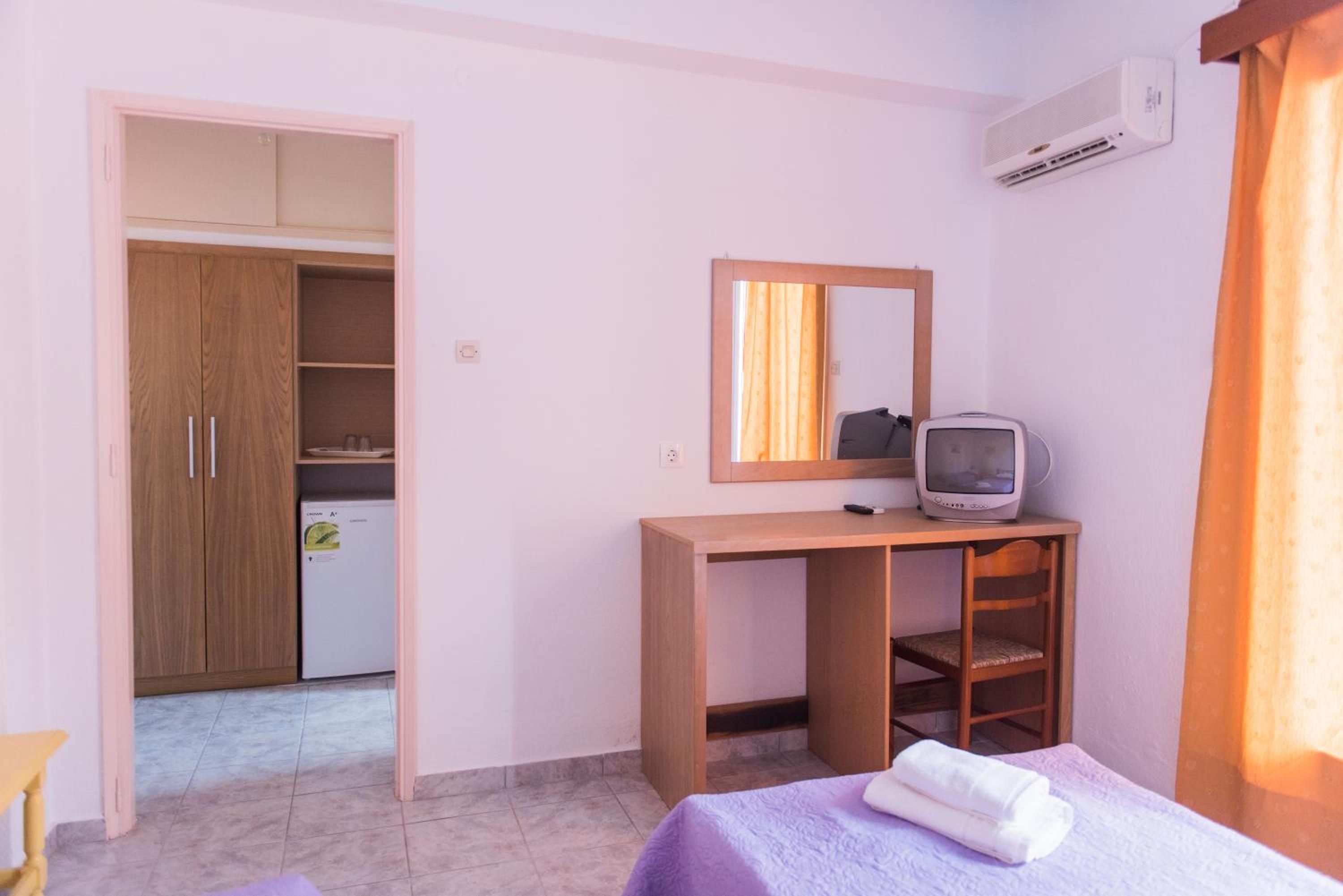 Twin Room - Photo 8
