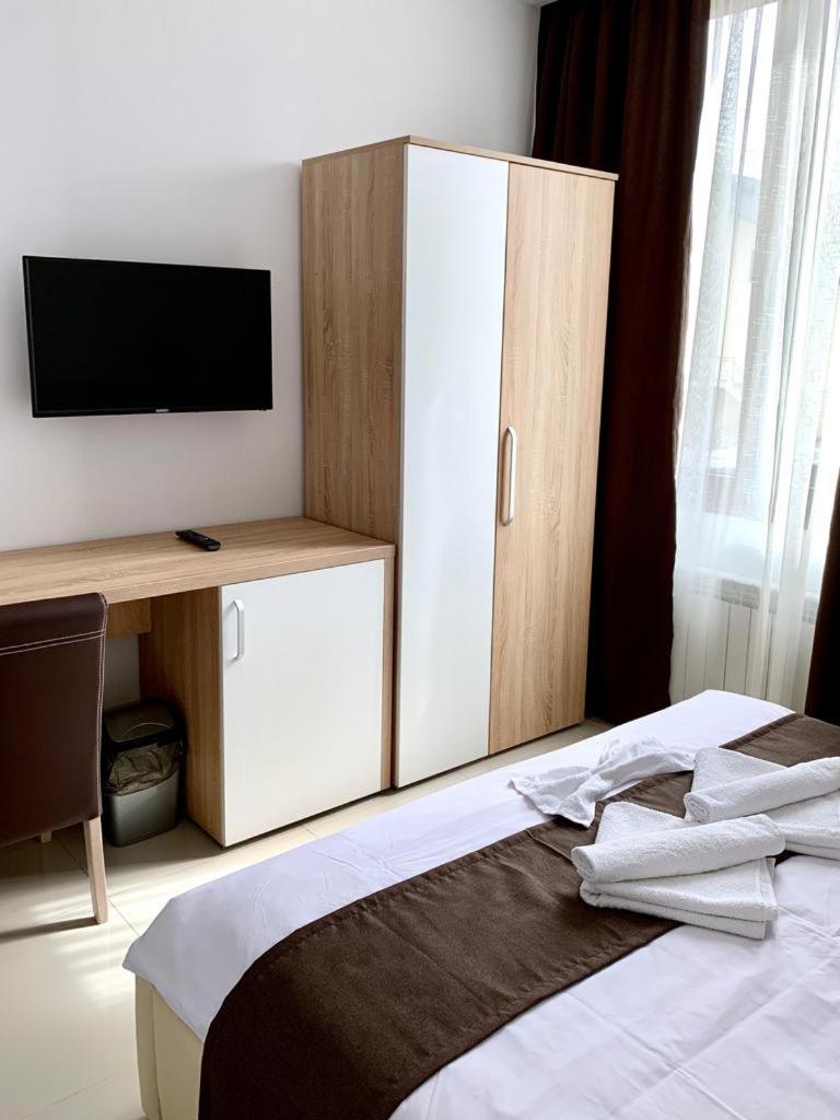 Double Room with Private Bathroom - Photo 17