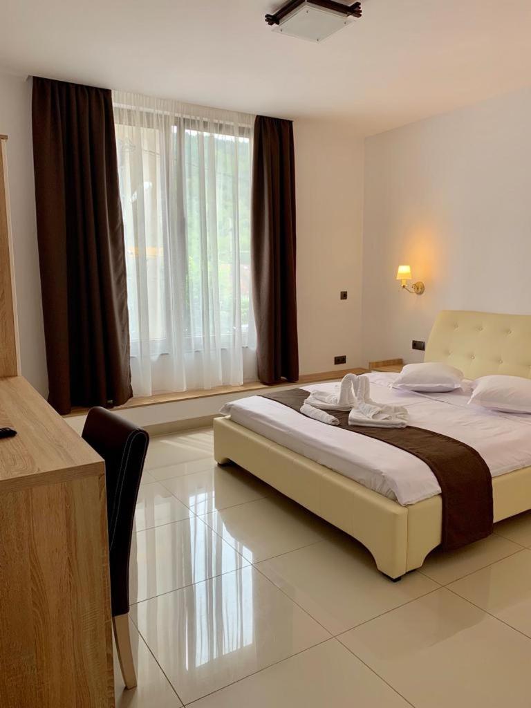 Double Room with Private Bathroom - Photo 16