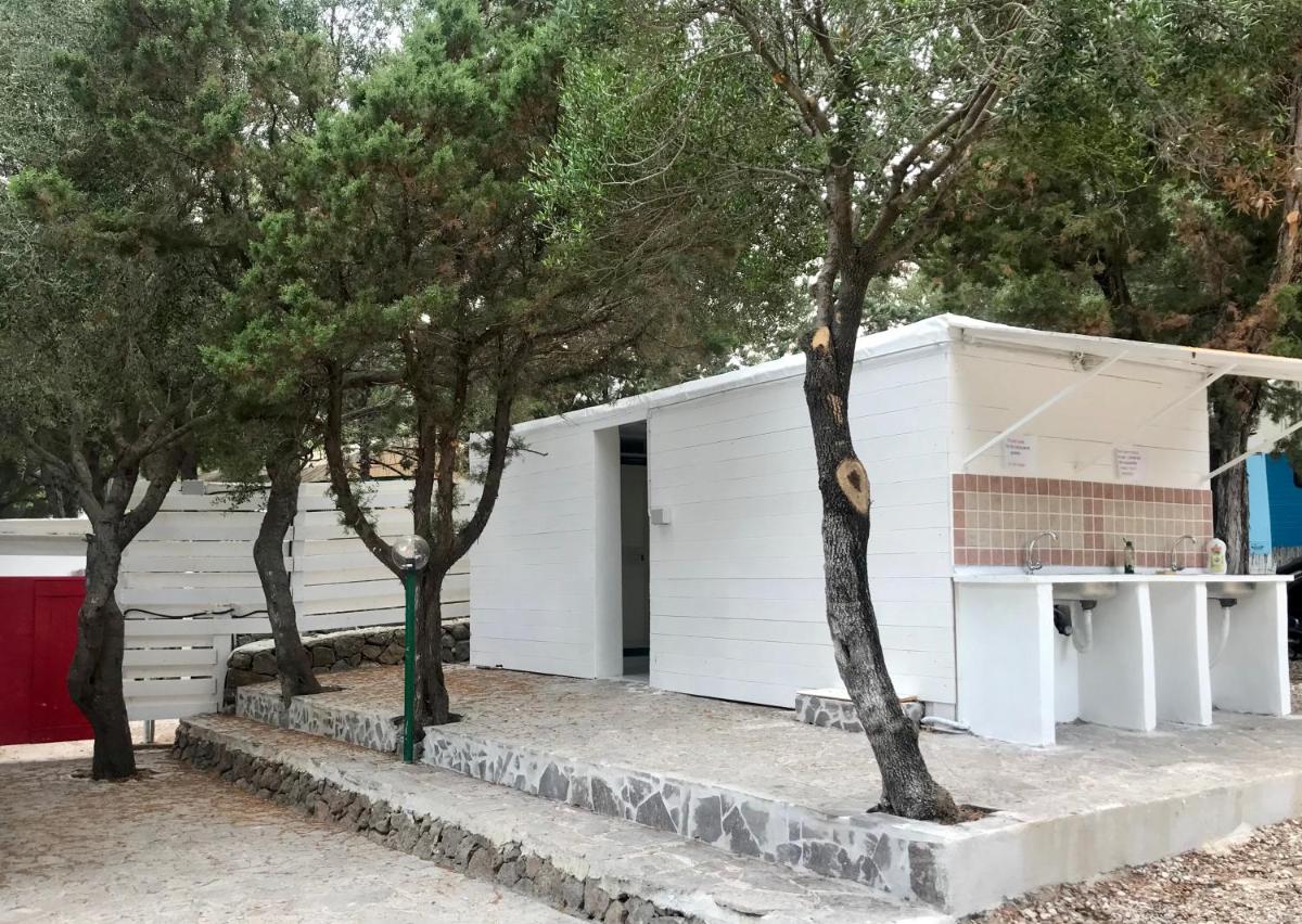 Caravan with Private External Bathroom photo 2