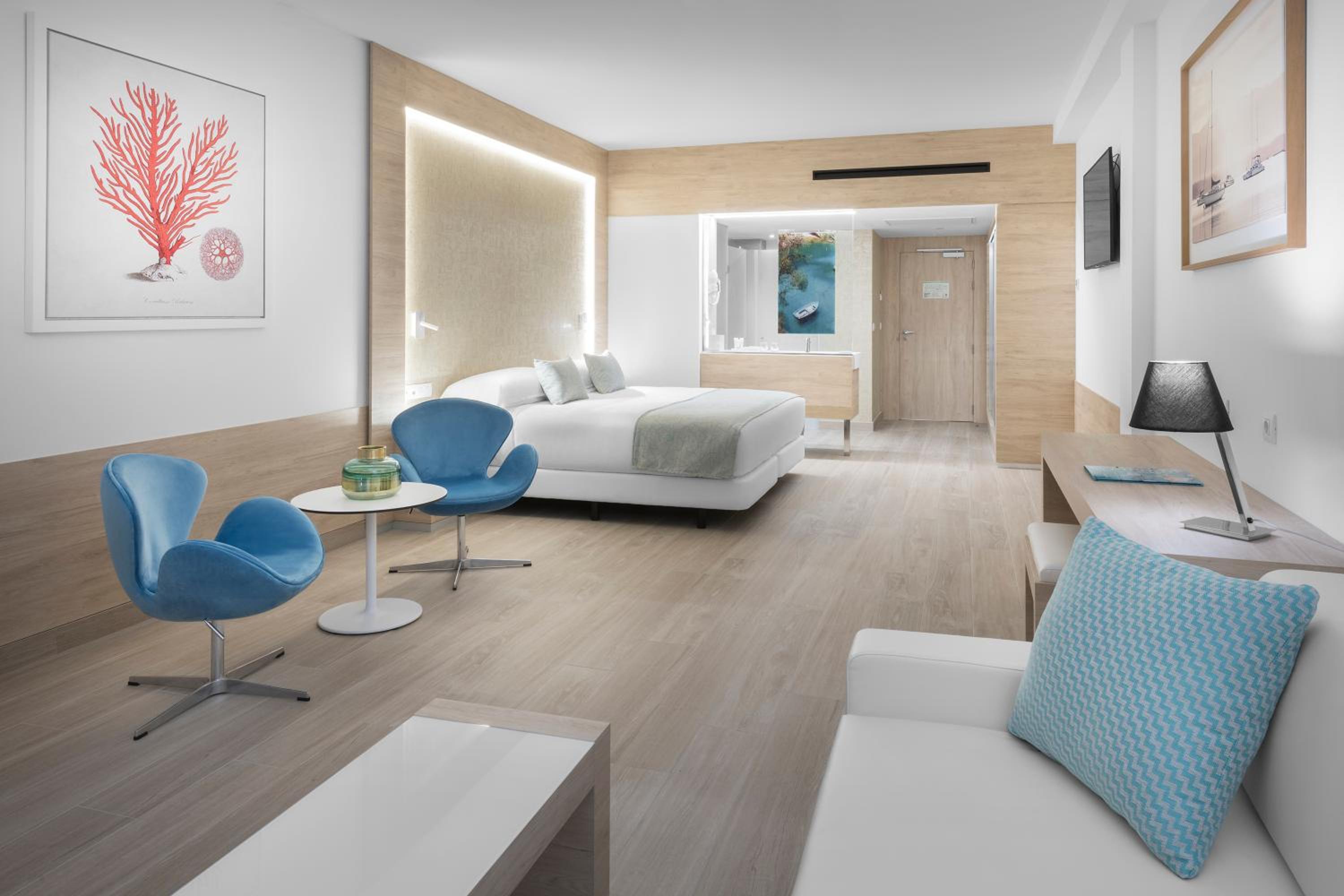 Junior Suite with Sea View - Photo 1
