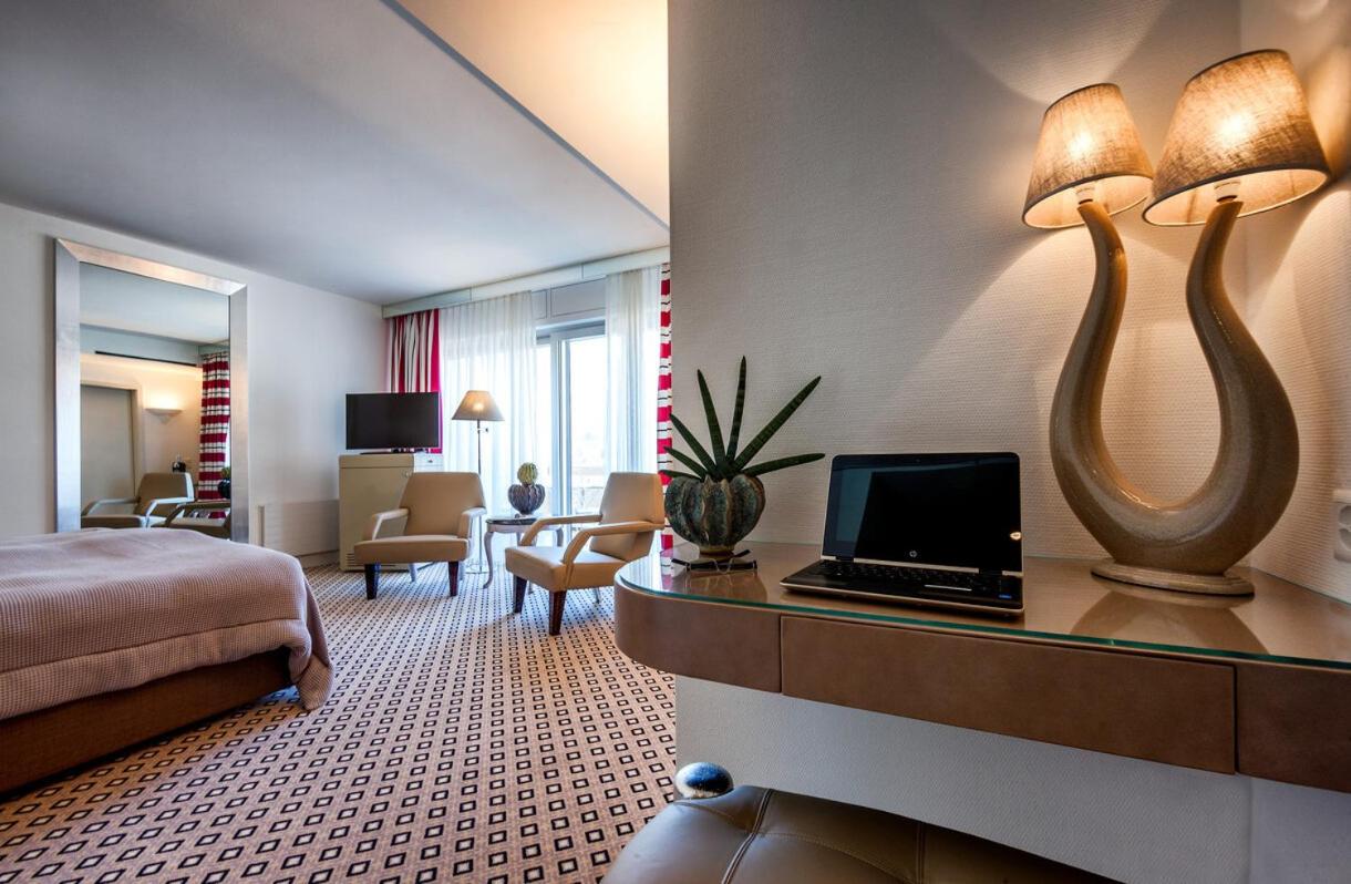 Deluxe Double Room with Partial Lake View