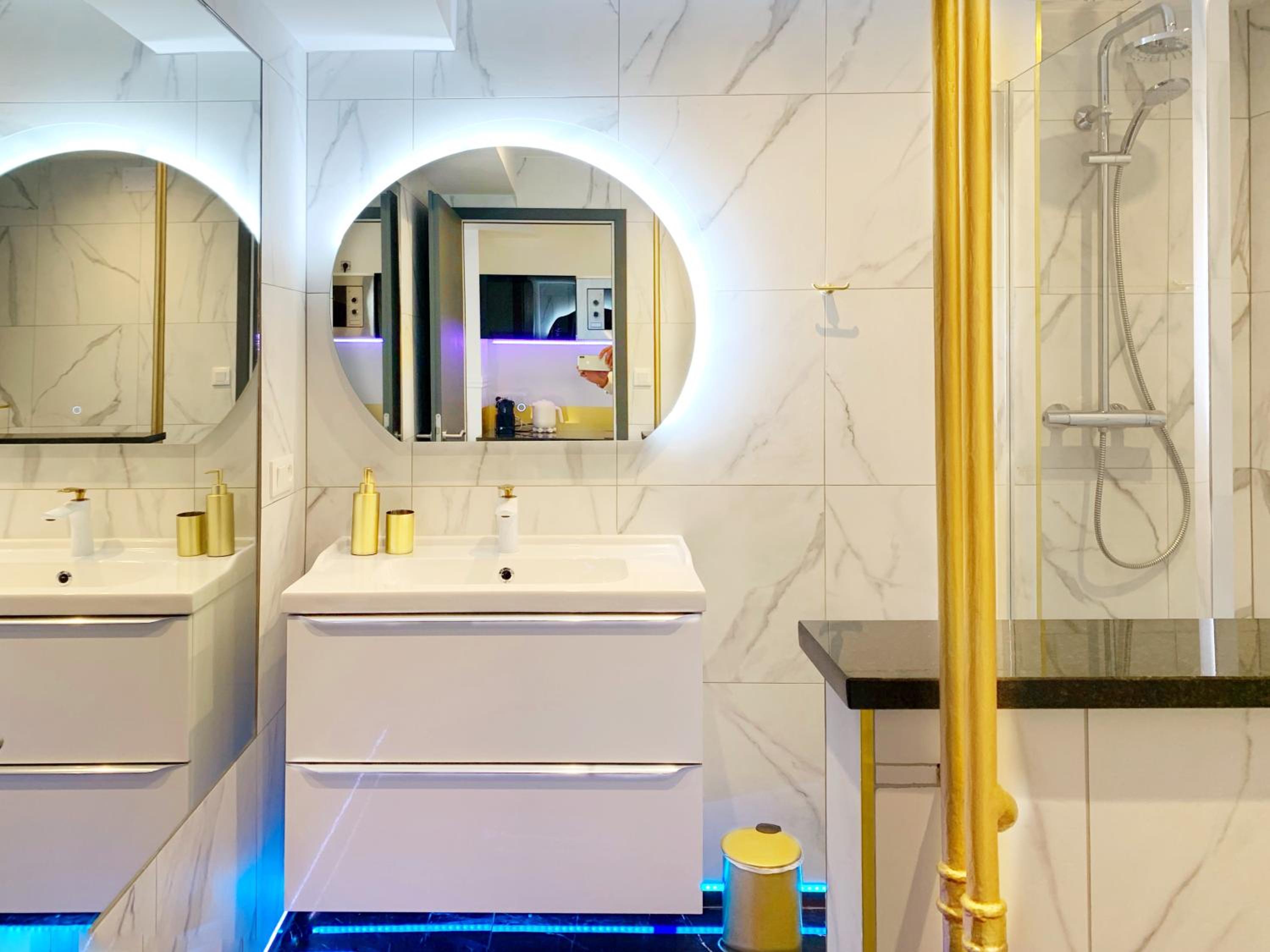 Deluxe Family Suite - Photo 2