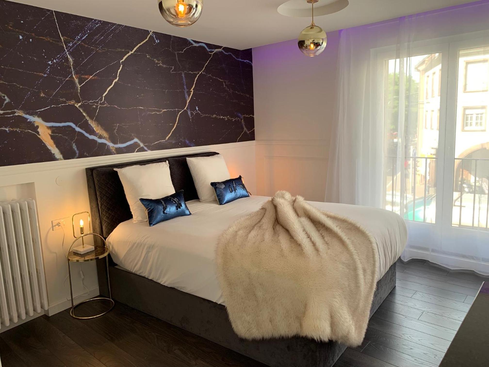 Deluxe Family Suite - Photo 9