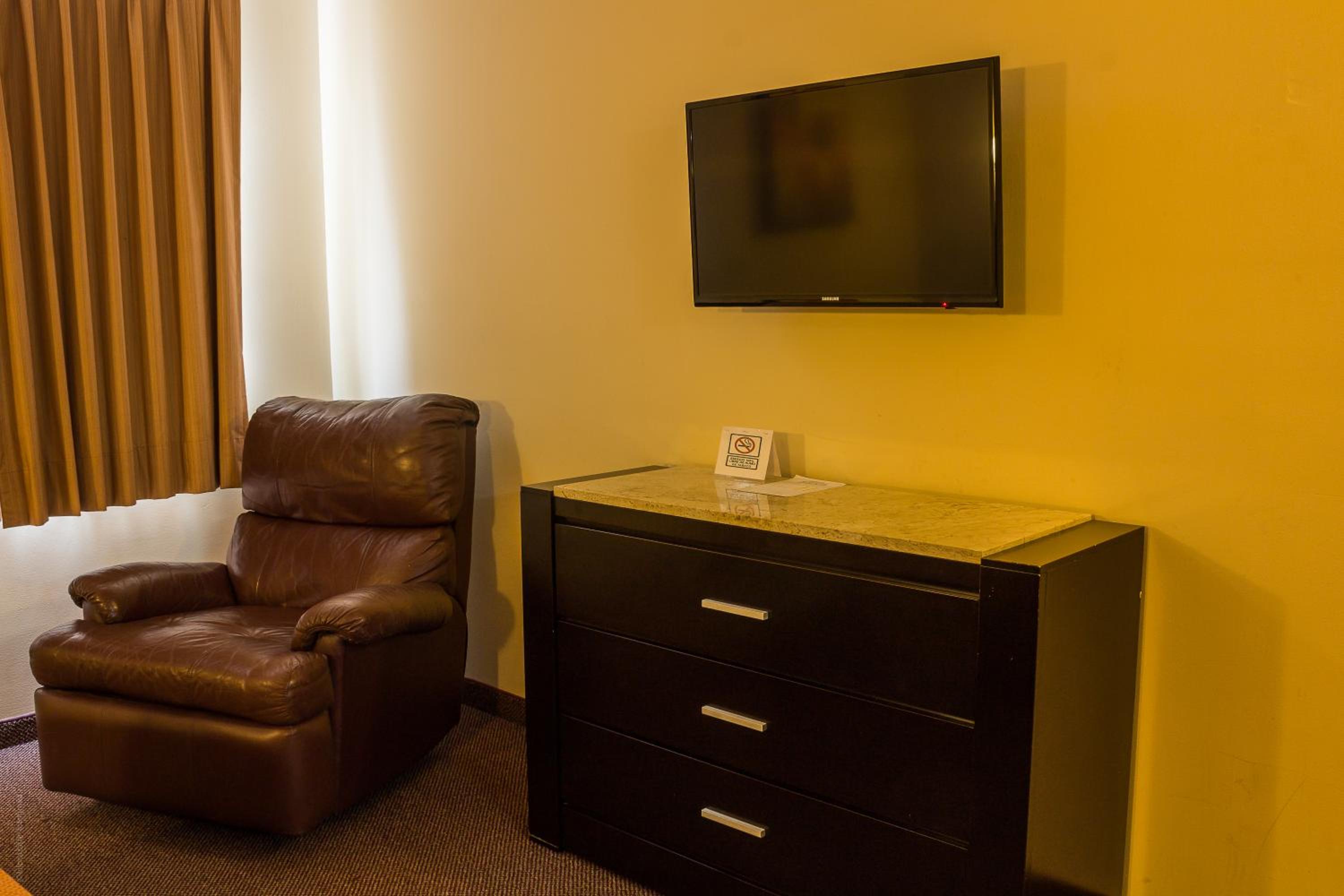 Deluxe King Room - Photo 6