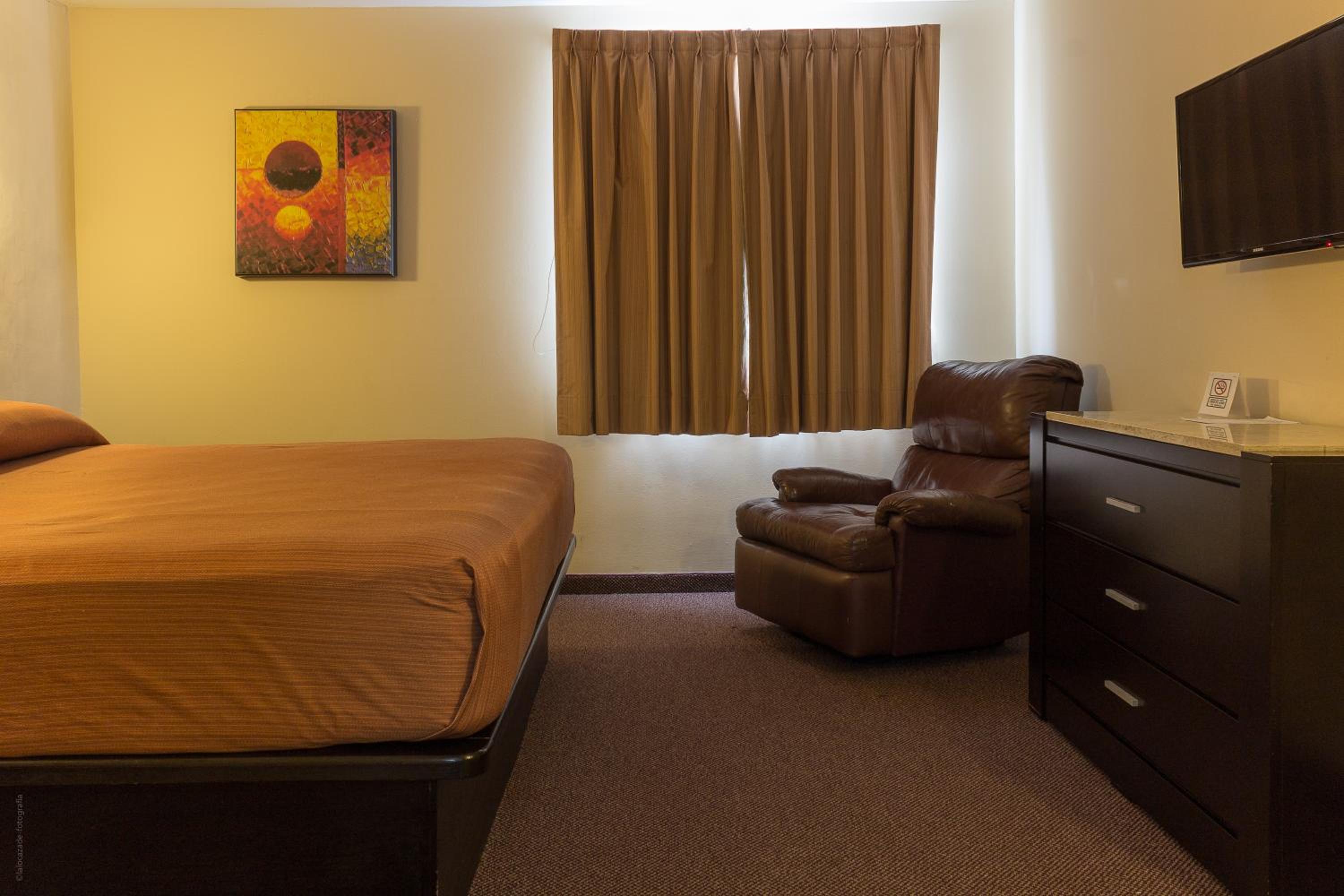 Deluxe King Room - Photo 7