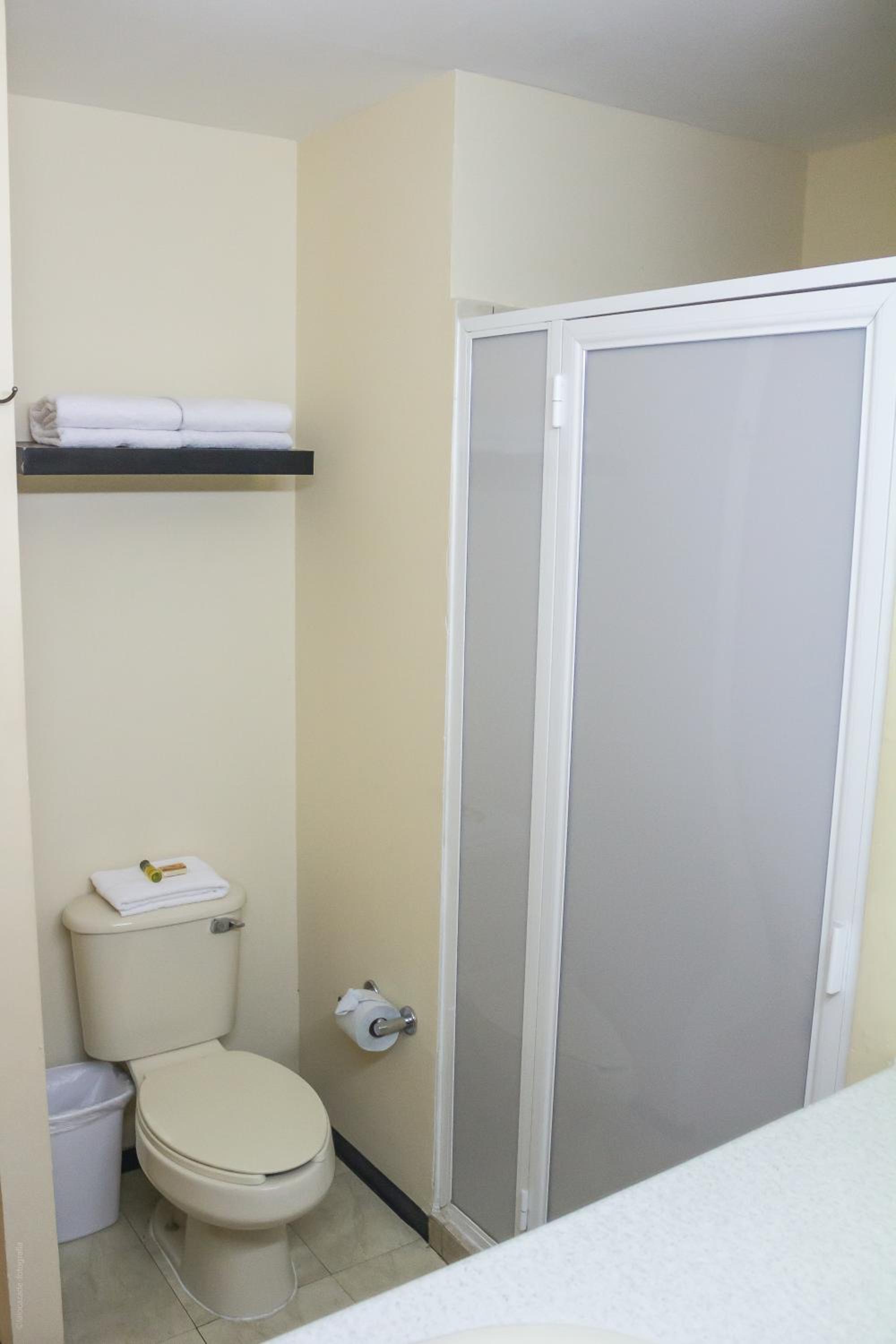 Deluxe King Room - Photo 2