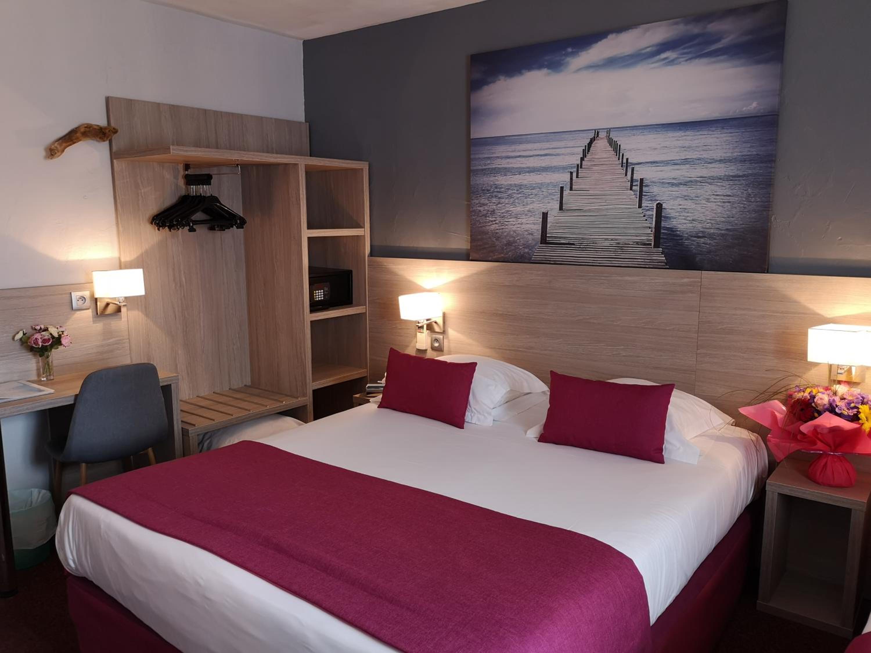 Double Room with Balcony - Photo 11