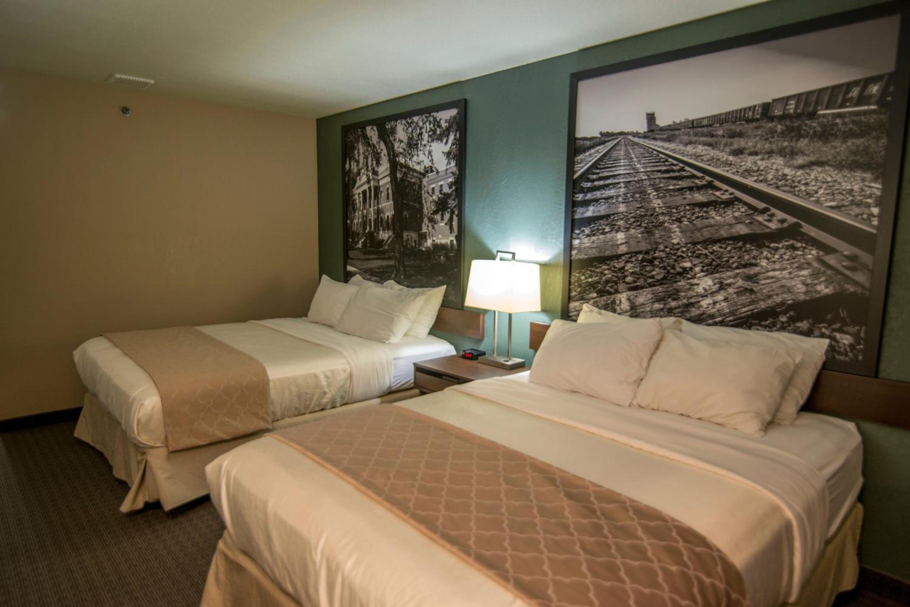 Queen Room with Two Queen Beds - Non-Smoking photo 3
