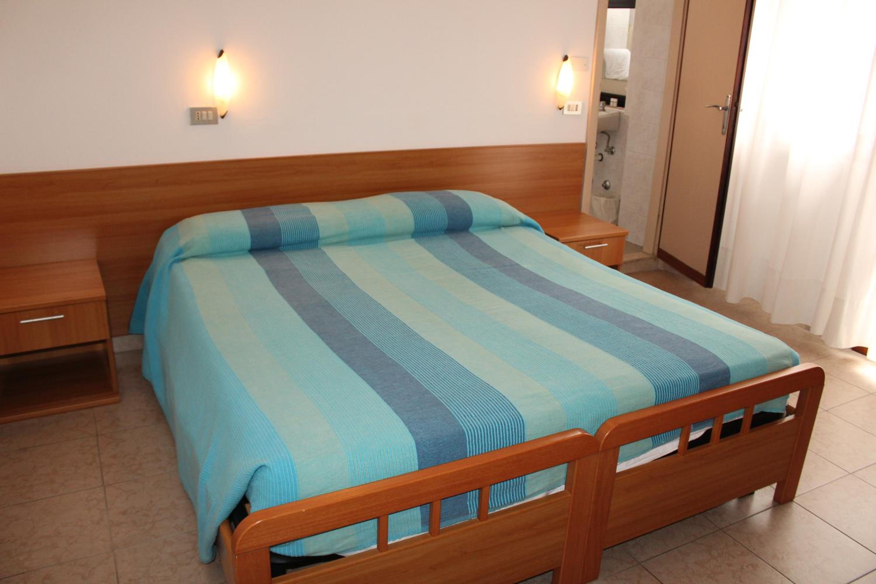 Double or Twin Room photo 3