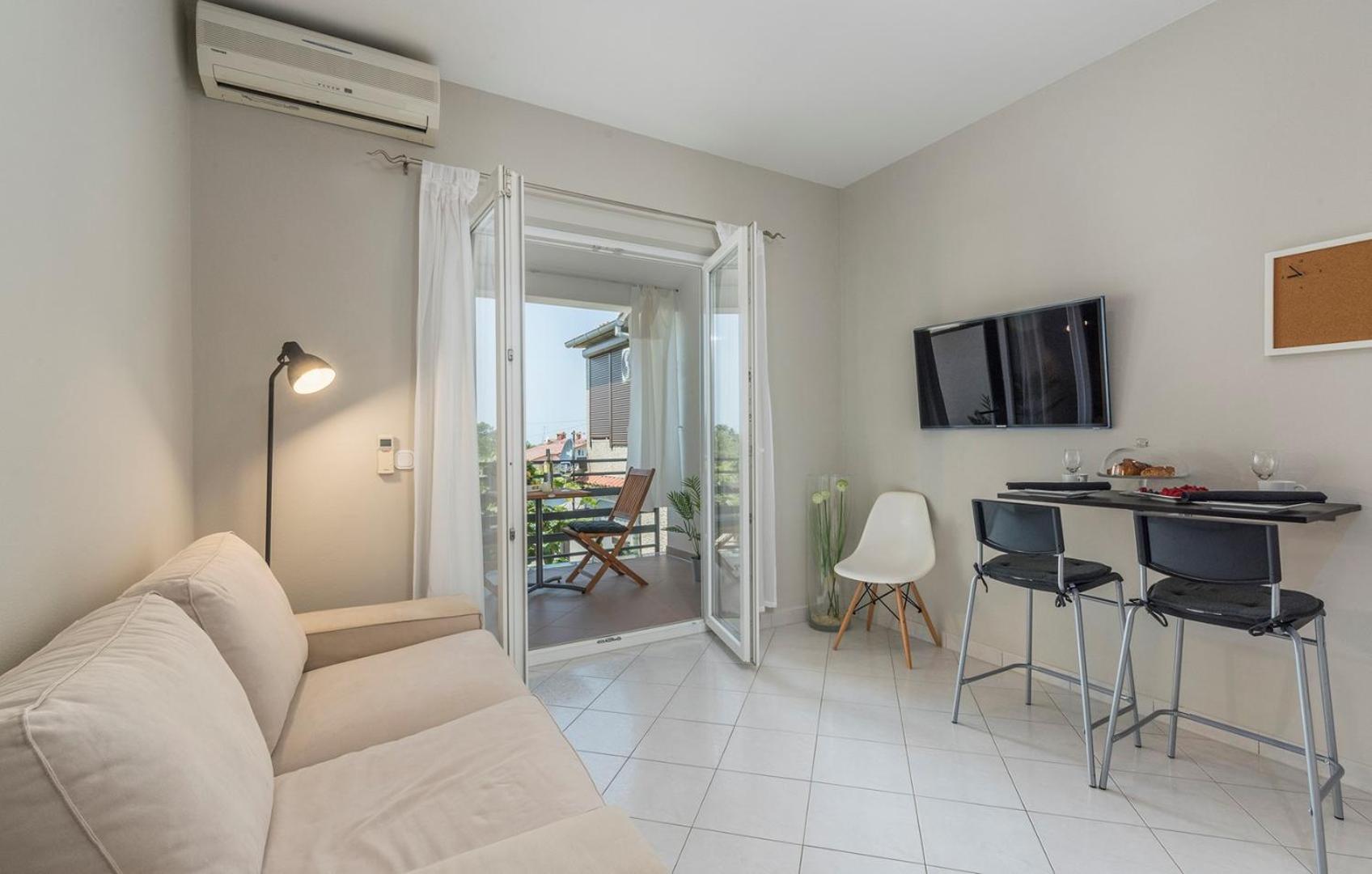 Apartment with Balcony photo 1
