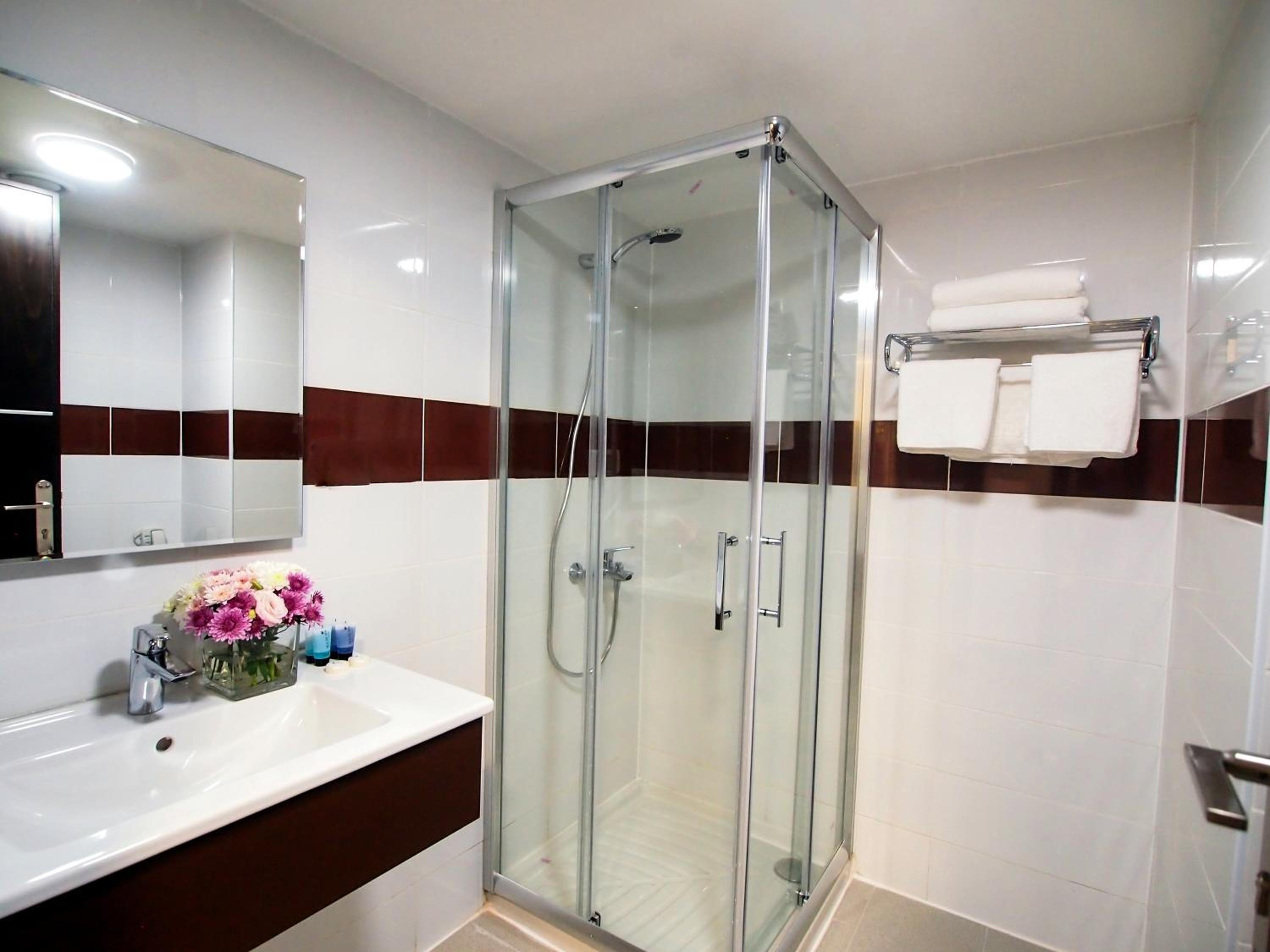 Classic Double Room with Balcony - Photo 5