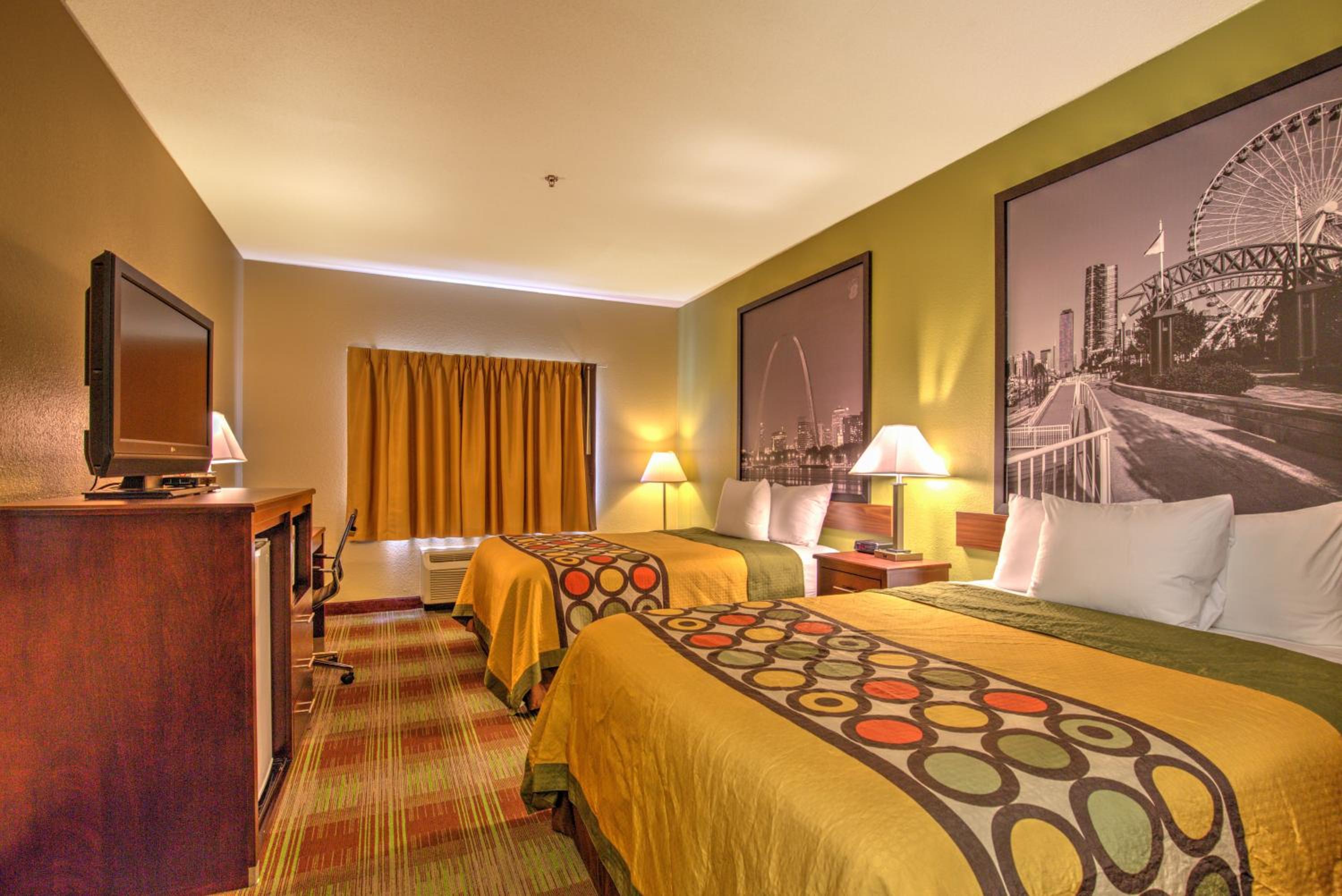 Queen Room with Two Queen Beds - Non-Smoking - Photo 3