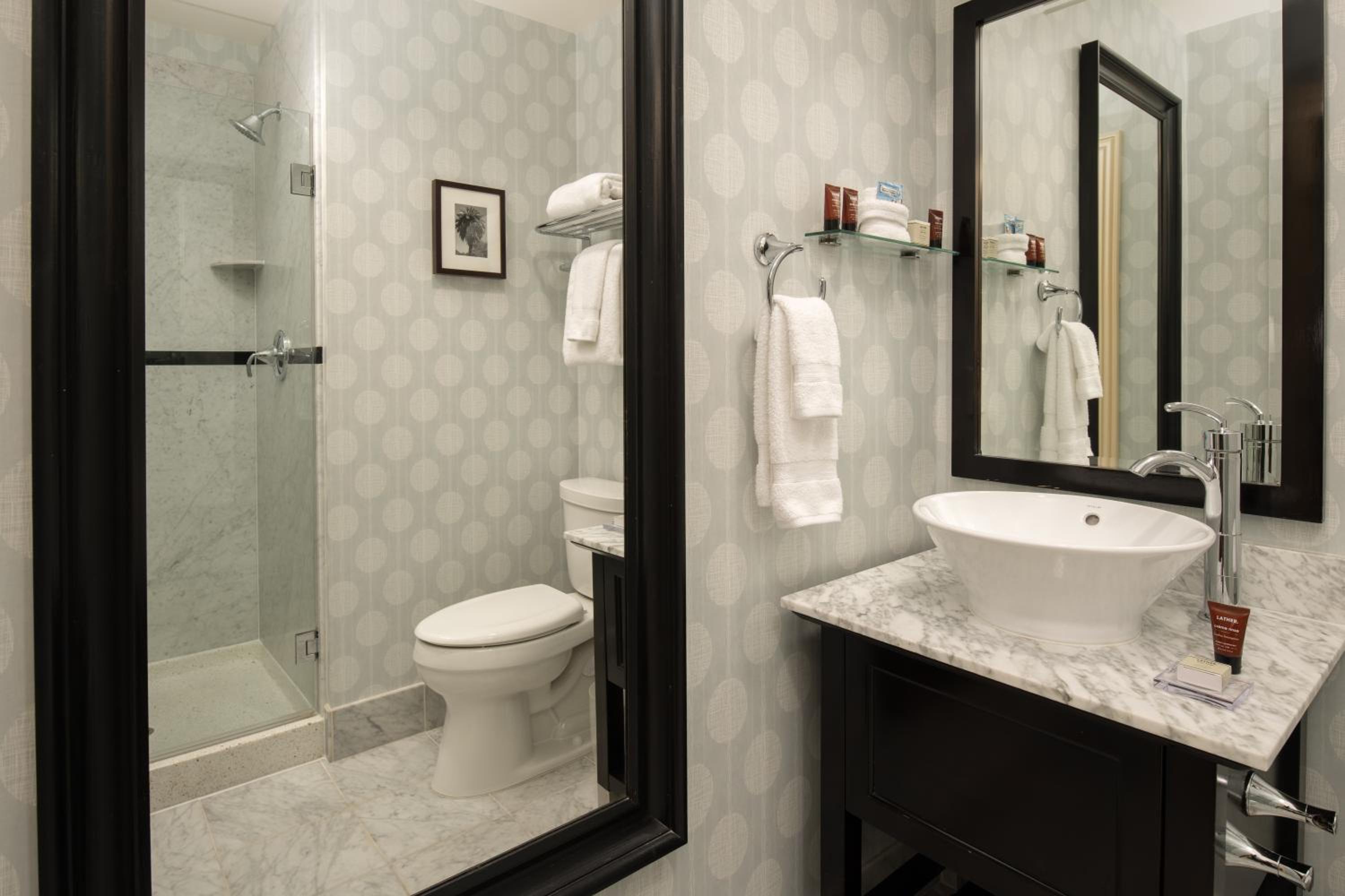 Deluxe King Room - Photo 7
