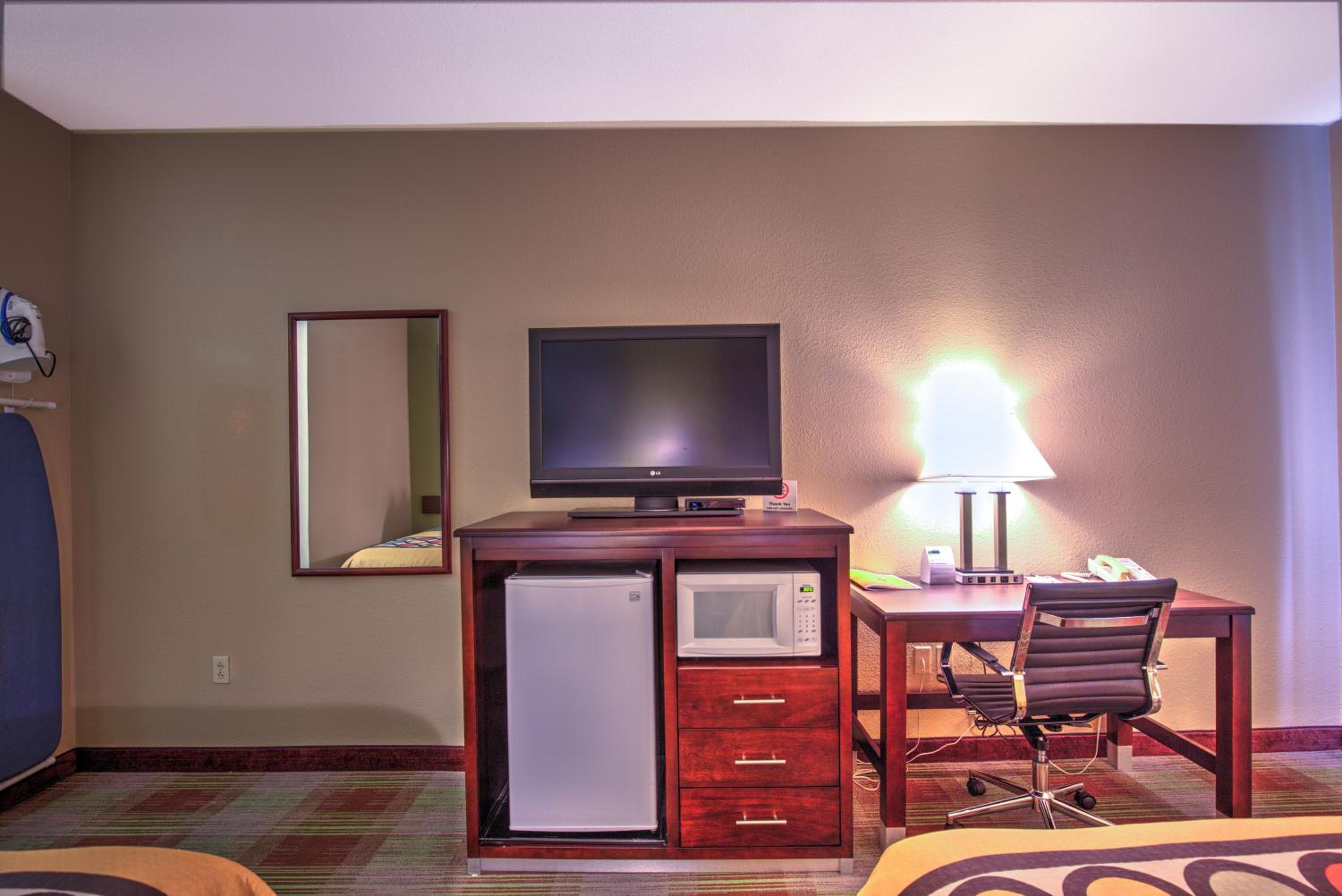 Queen Room with Two Queen Beds - Non-Smoking - Photo 5