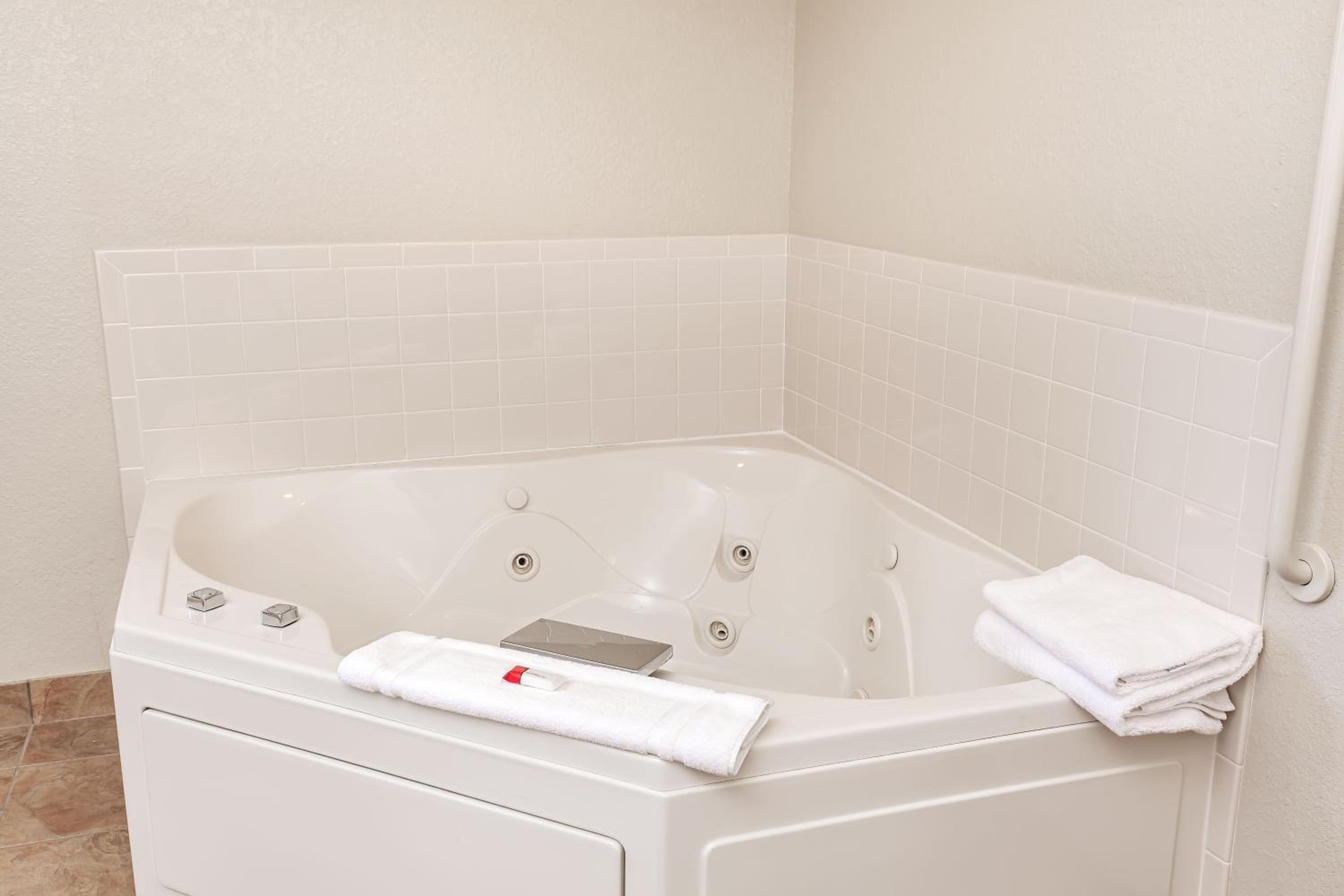 King Suite with Whirlpool photo 1
