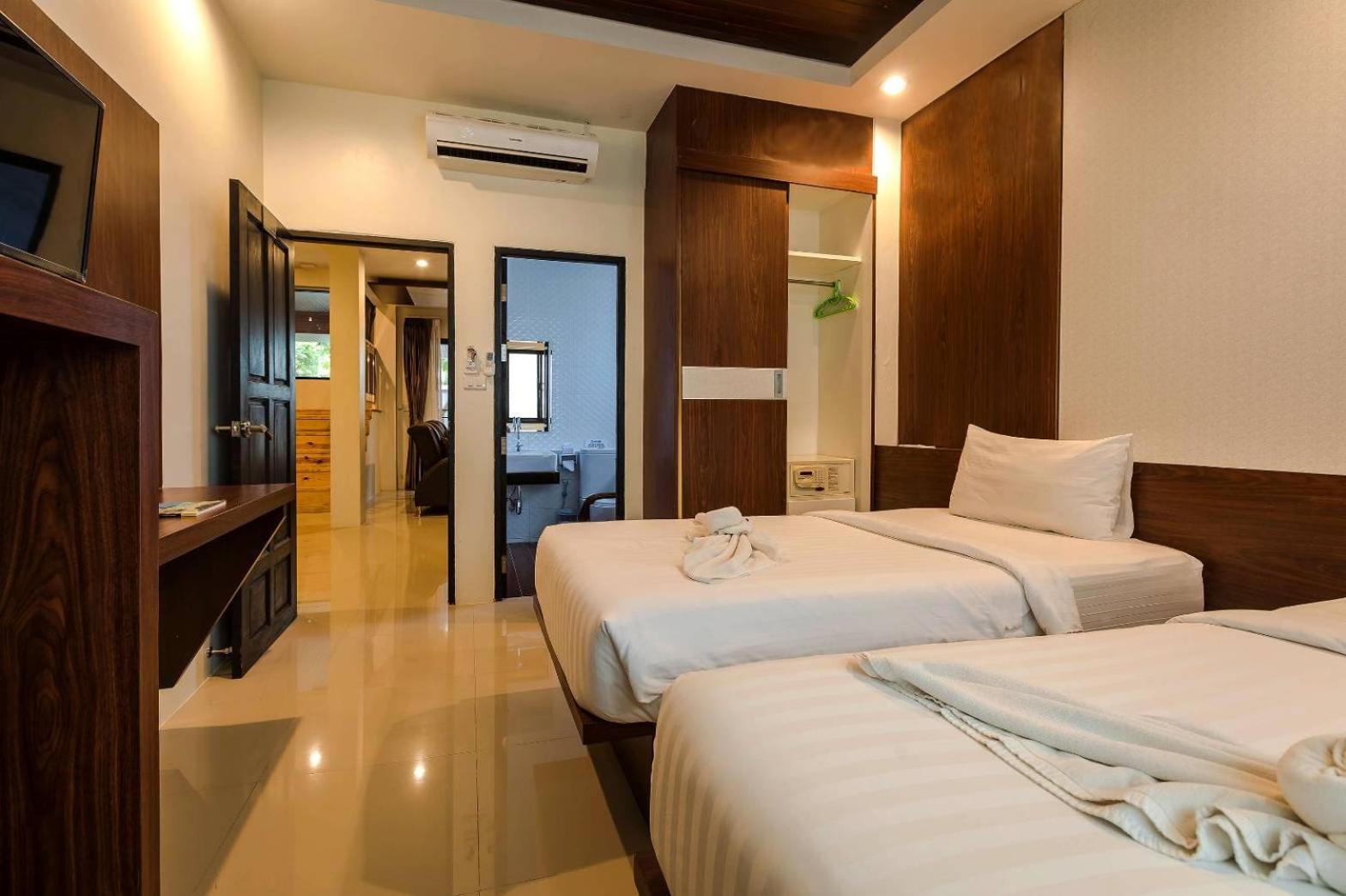 Five-Bedroom Villa photo 2
